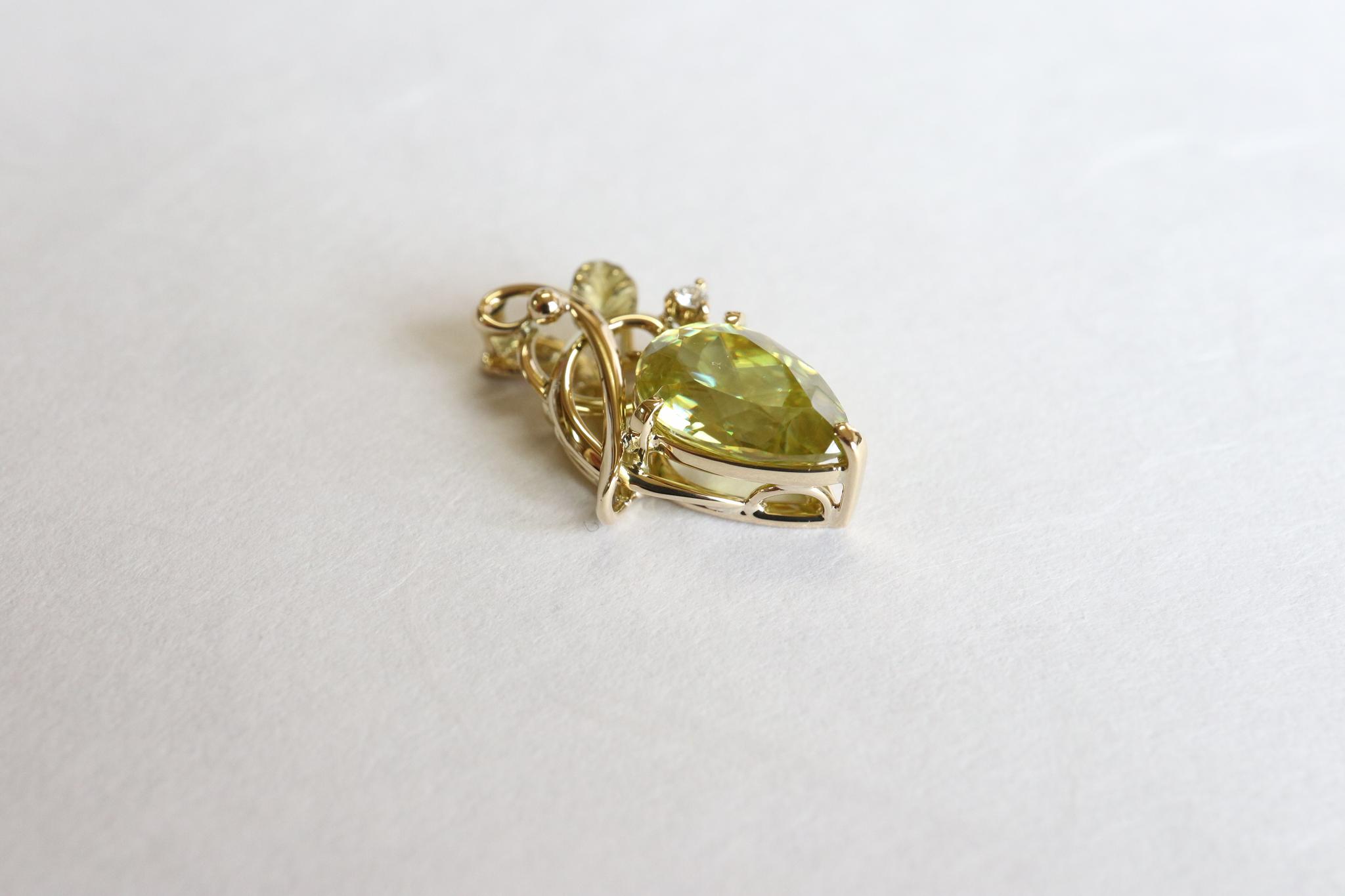 スフェーン1.84カラット　草と葉っぱ　ペンダントトップ１８金イエローゴールド　ダイヤモンド入り | 11枚目