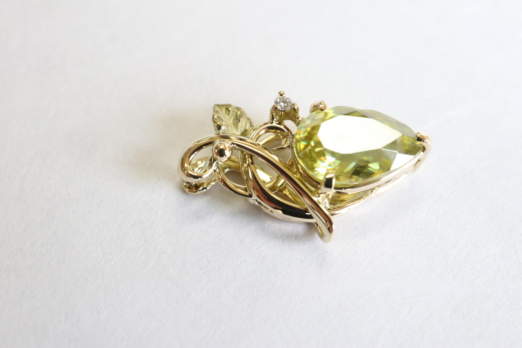 スフェーン1.84カラット　草と葉っぱ　ペンダントトップ１８金イエローゴールド　ダイヤモンド入り | 12枚目
