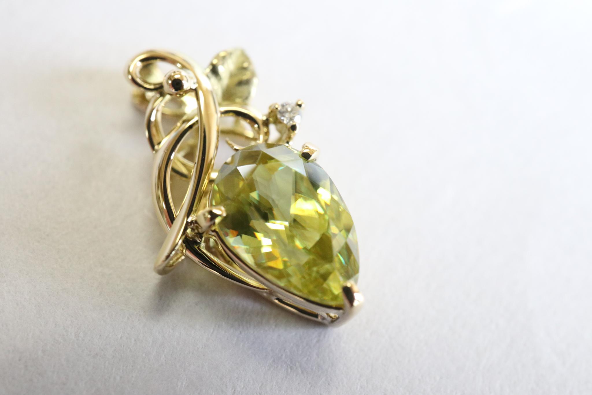 スフェーン1.84カラット　草と葉っぱ　ペンダントトップ１８金イエローゴールド　ダイヤモンド入り | 15枚目