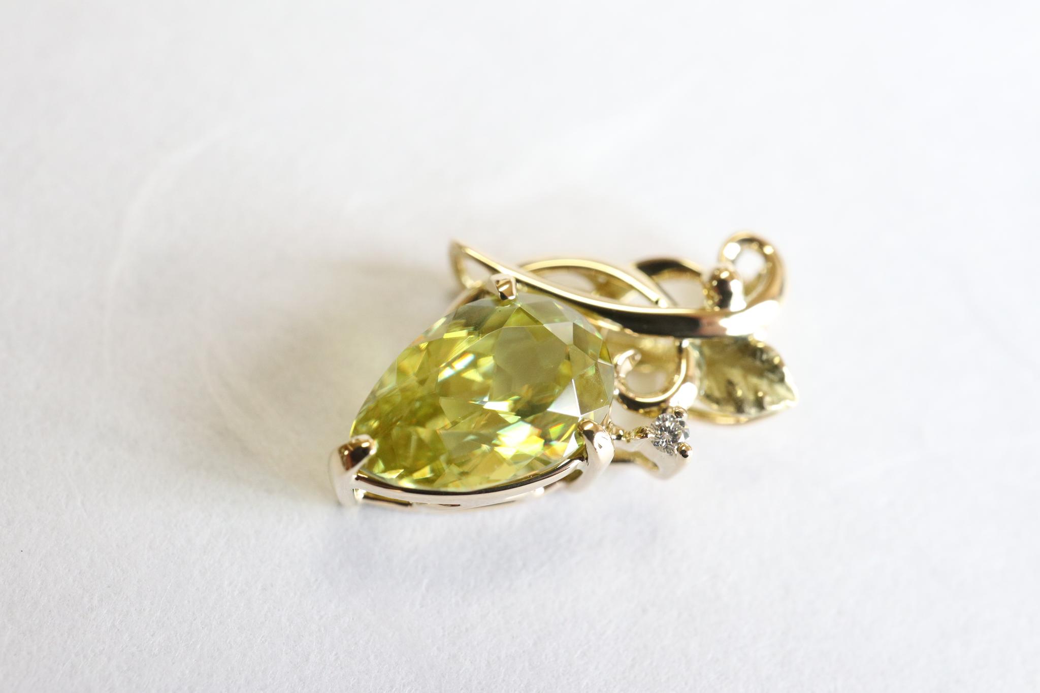 スフェーン1.84カラット　草と葉っぱ　ペンダントトップ１８金イエローゴールド　ダイヤモンド入り | 16枚目