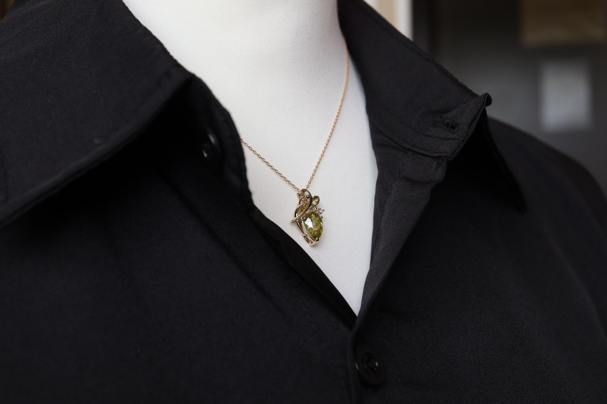 スフェーン1.84カラット　草と葉っぱ　ペンダントトップ１８金イエローゴールド　ダイヤモンド入り | 2枚目