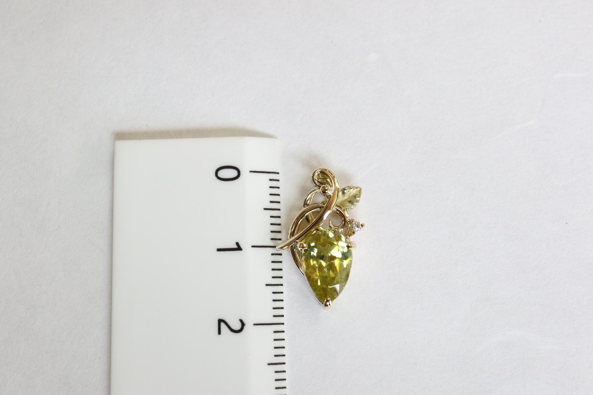 スフェーン1.84カラット　草と葉っぱ　ペンダントトップ１８金イエローゴールド　ダイヤモンド入り | 20枚目