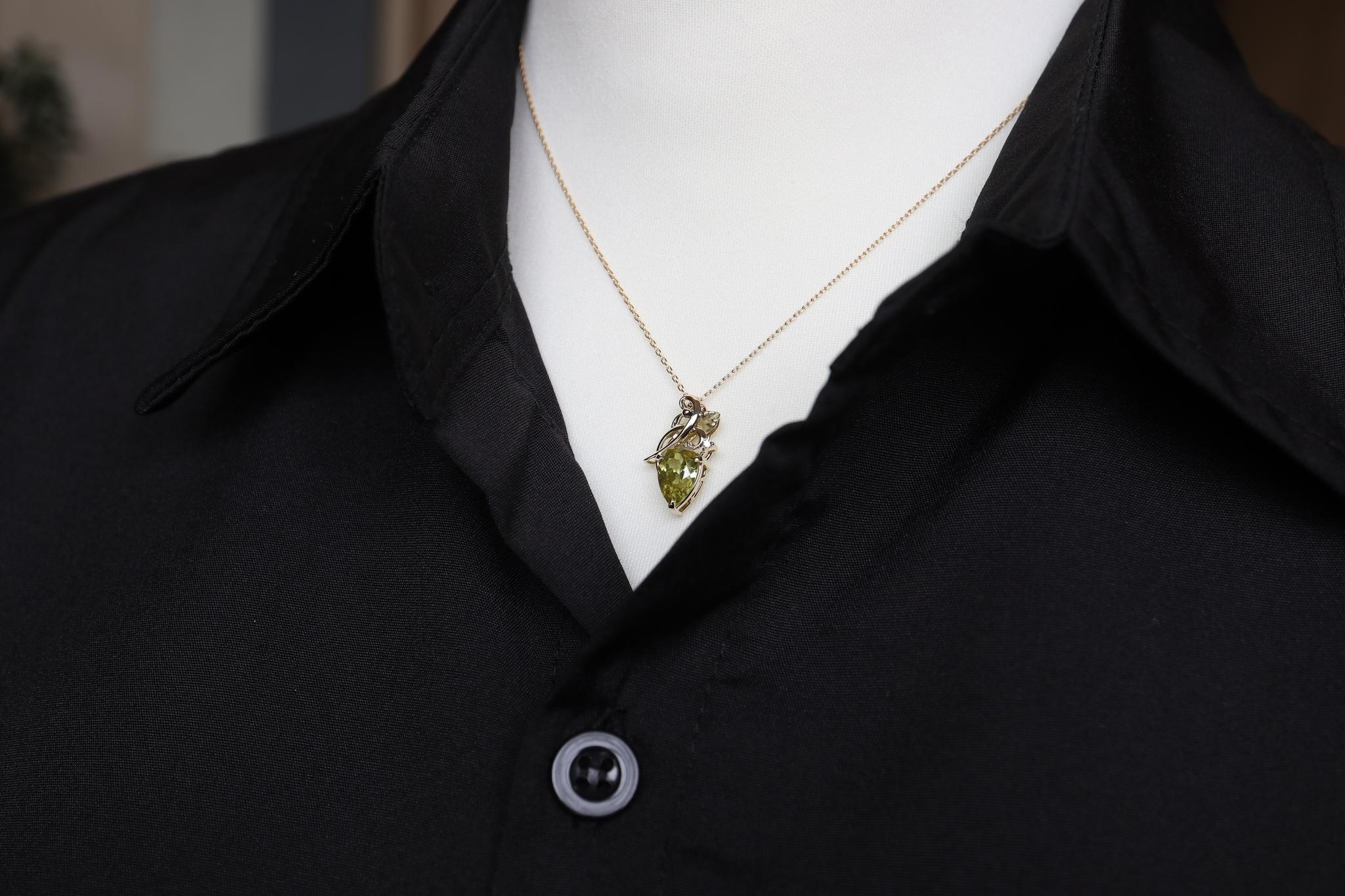 スフェーン1.84カラット　草と葉っぱ　ペンダントトップ１８金イエローゴールド　ダイヤモンド入り | 3枚目