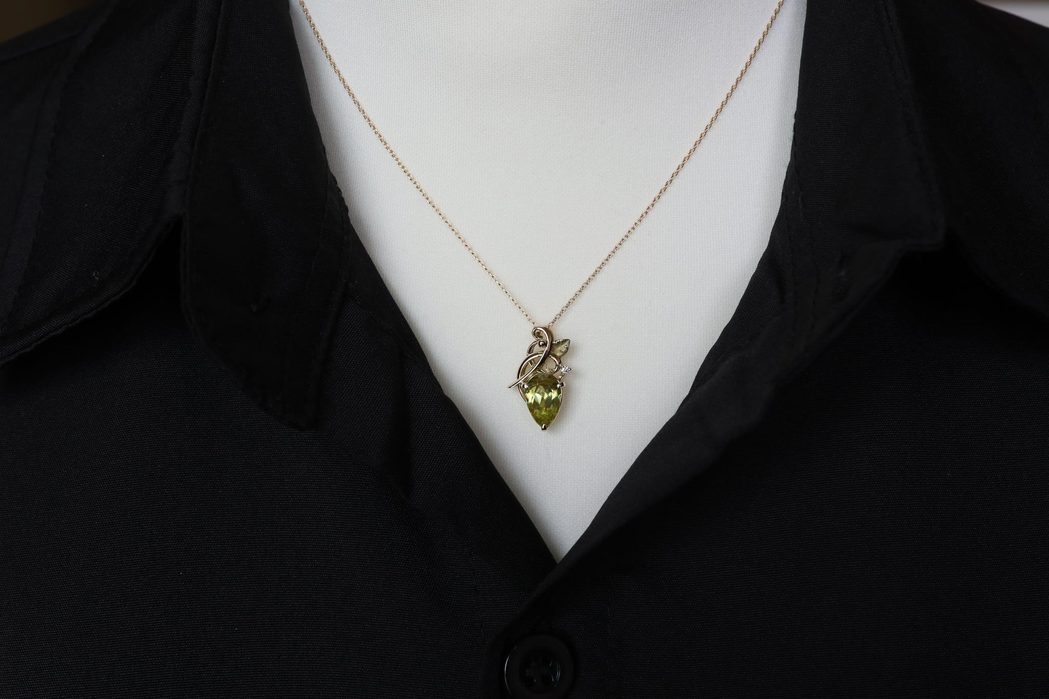 スフェーン1.84カラット　草と葉っぱ　ペンダントトップ１８金イエローゴールド　ダイヤモンド入り | 4枚目