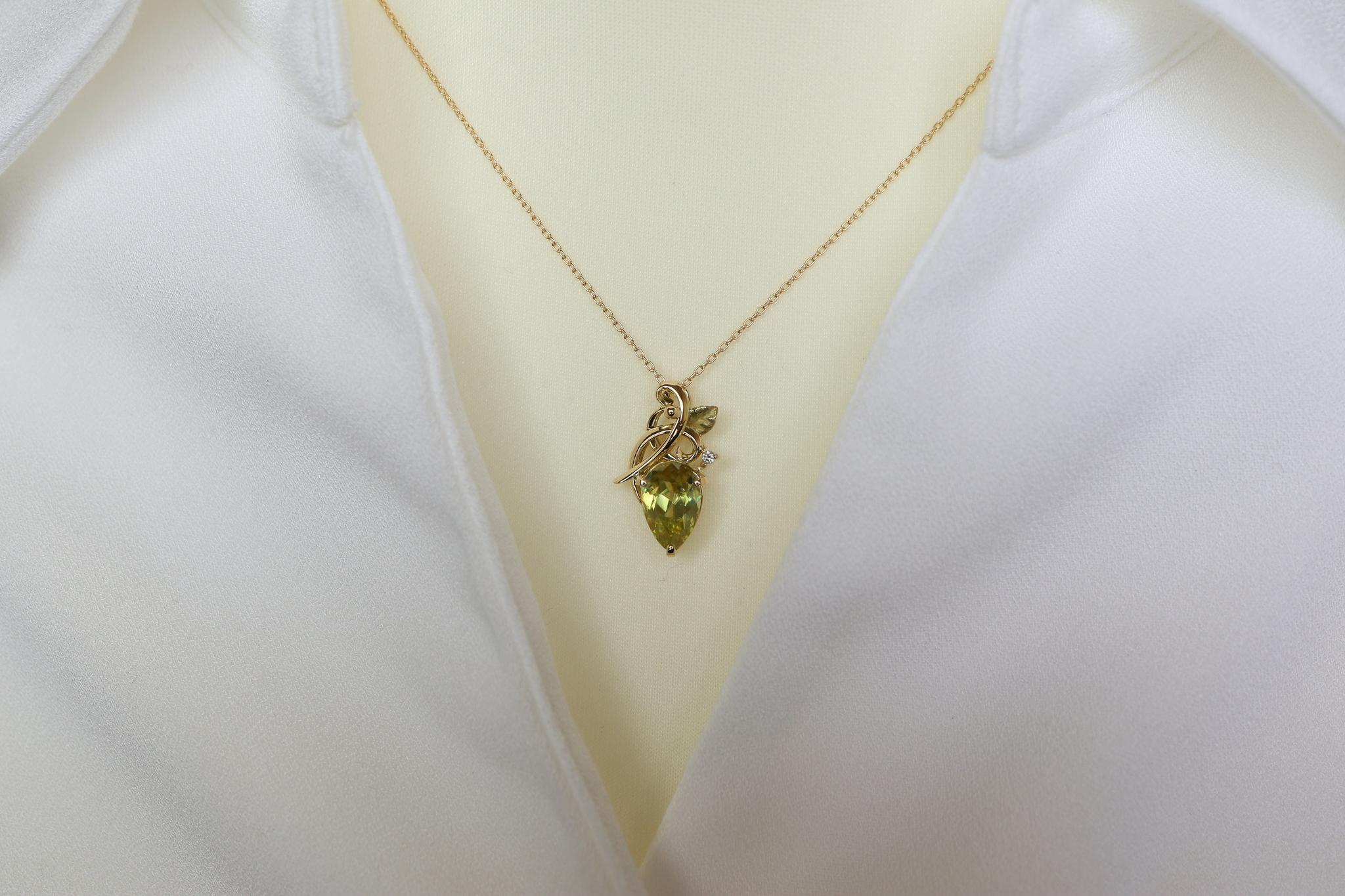 スフェーン1.84カラット　草と葉っぱ　ペンダントトップ１８金イエローゴールド　ダイヤモンド入り | 5枚目