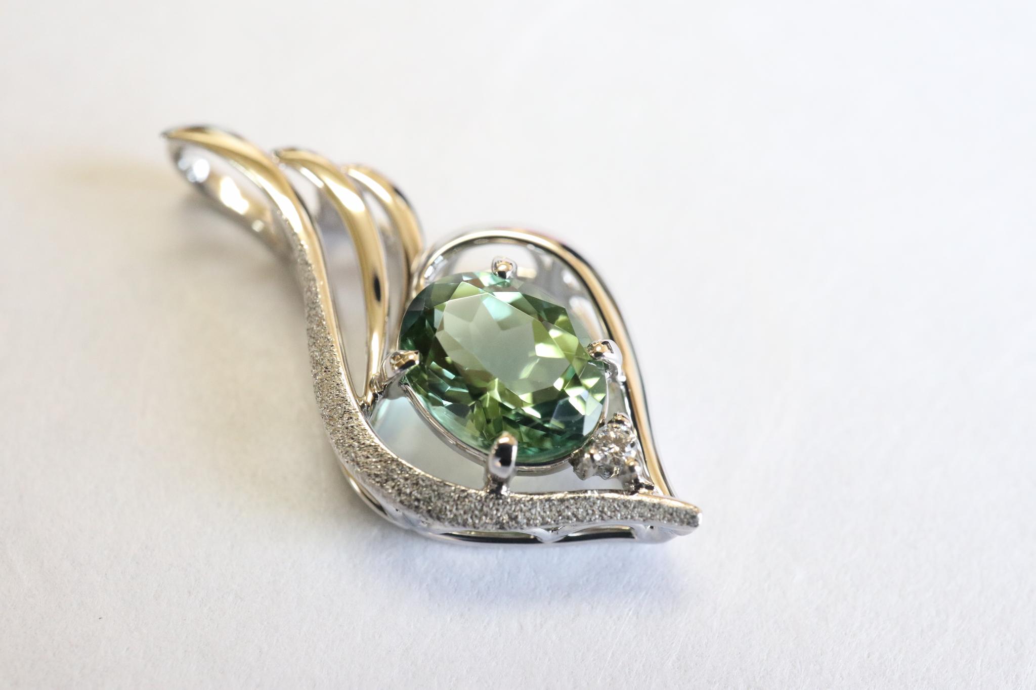 グリーントルマリン（ドイツカット）「翼」デザイン　スターダスト梨地ペンダントトップ　プラチナ９００　ダイヤモンド入り | 14枚目