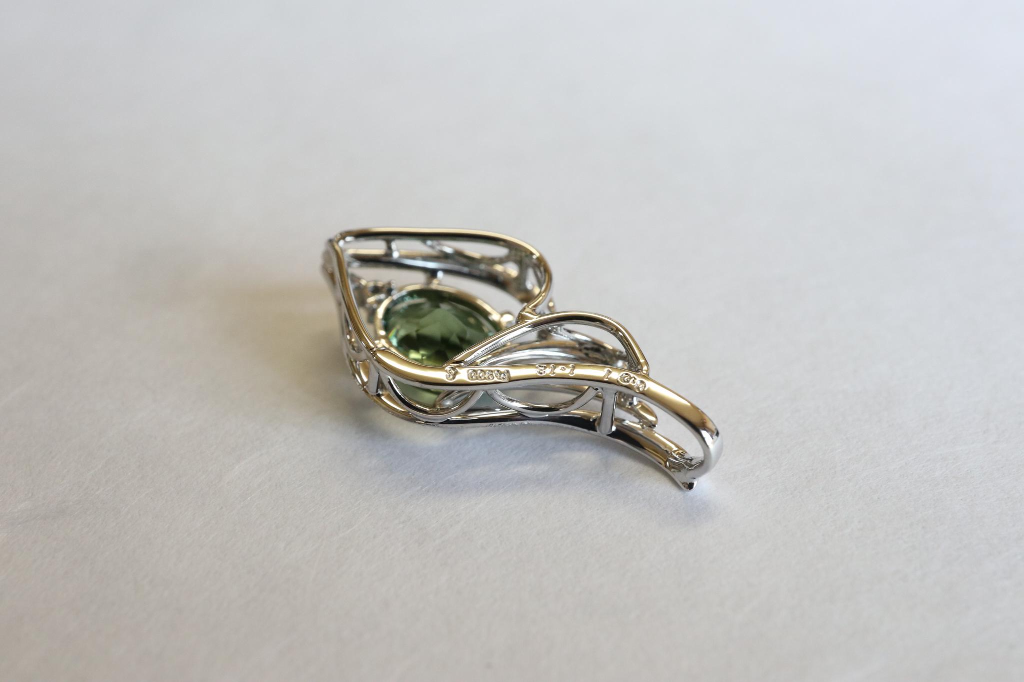 グリーントルマリン（ドイツカット）「翼」デザイン　スターダスト梨地ペンダントトップ　プラチナ９００　ダイヤモンド入り | 19枚目