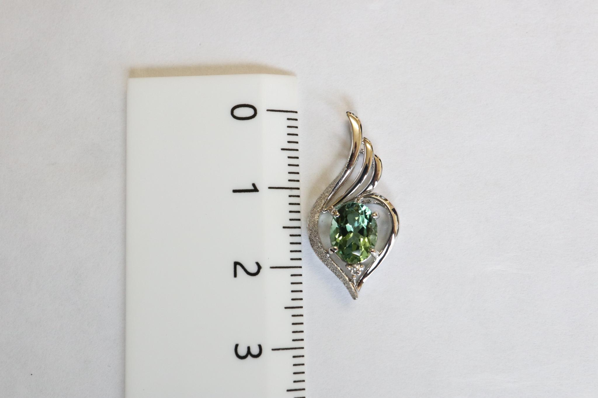 グリーントルマリン（ドイツカット）「翼」デザイン　スターダスト梨地ペンダントトップ　プラチナ９００　ダイヤモンド入り | 20枚目