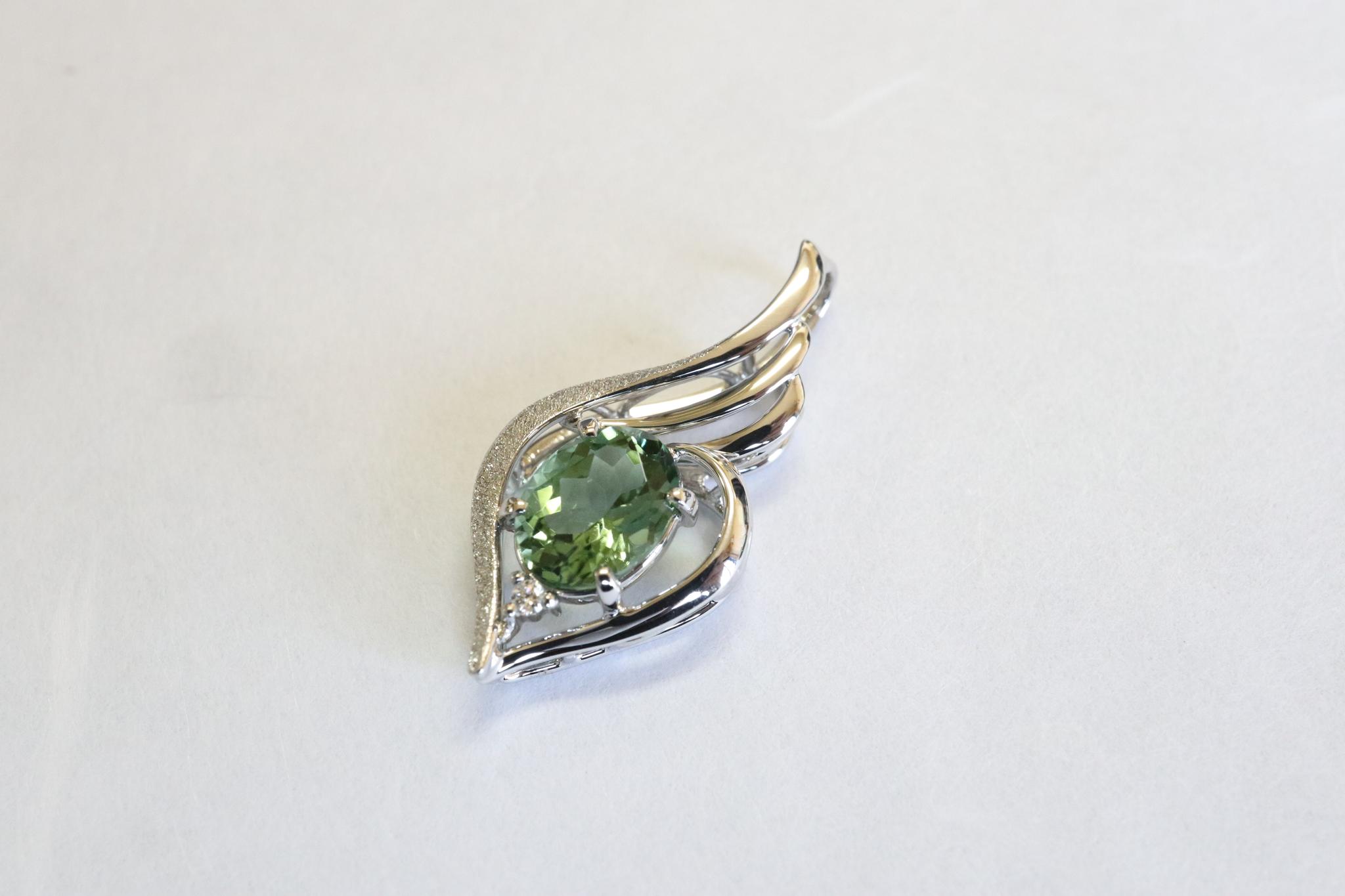 グリーントルマリン（ドイツカット）「翼」デザイン　スターダスト梨地ペンダントトップ　プラチナ９００　ダイヤモンド入り | 3枚目