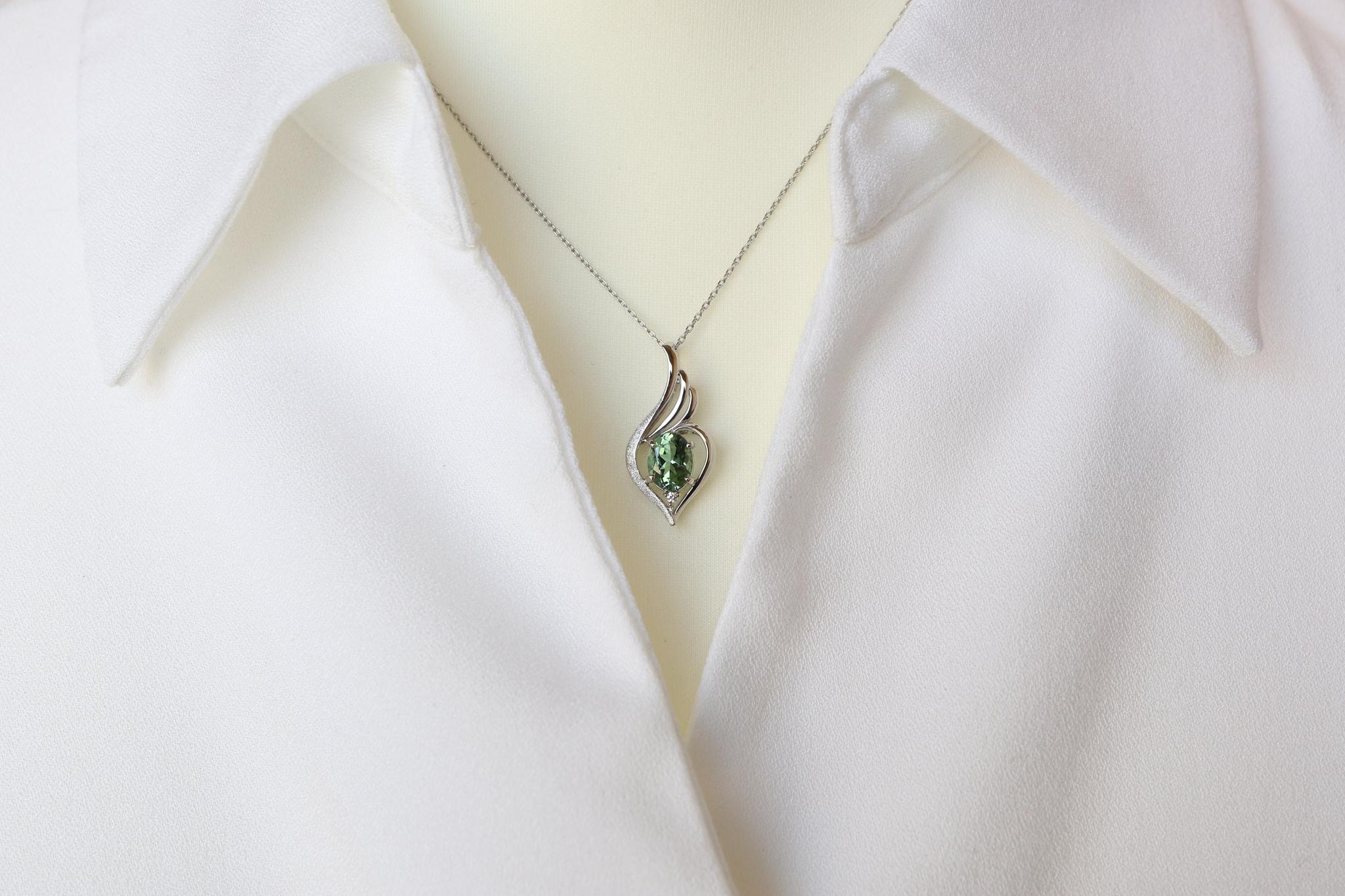 グリーントルマリン（ドイツカット）「翼」デザイン　スターダスト梨地ペンダントトップ　プラチナ９００　ダイヤモンド入り | 4枚目