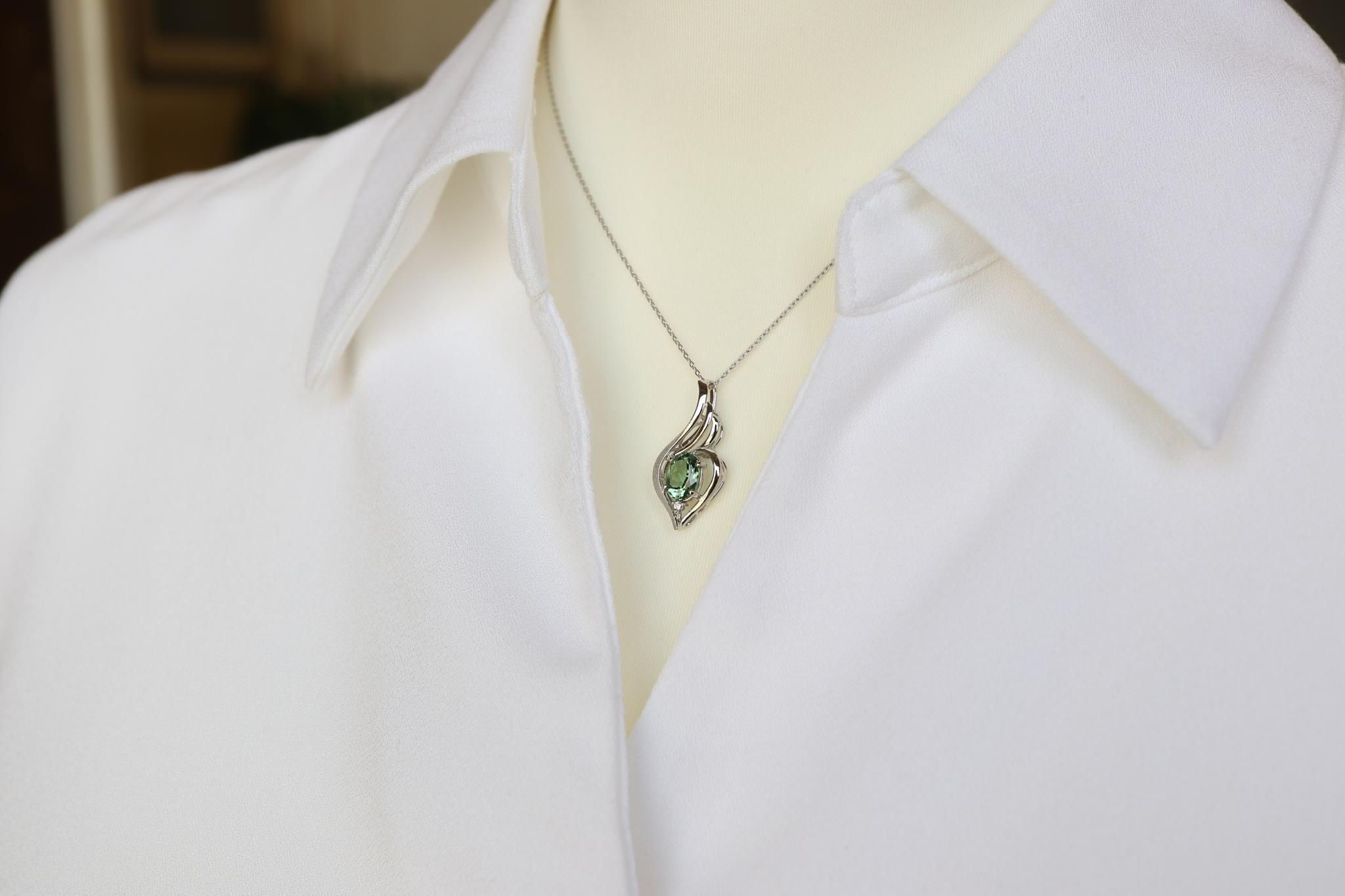 グリーントルマリン（ドイツカット）「翼」デザイン　スターダスト梨地ペンダントトップ　プラチナ９００　ダイヤモンド入り | 5枚目