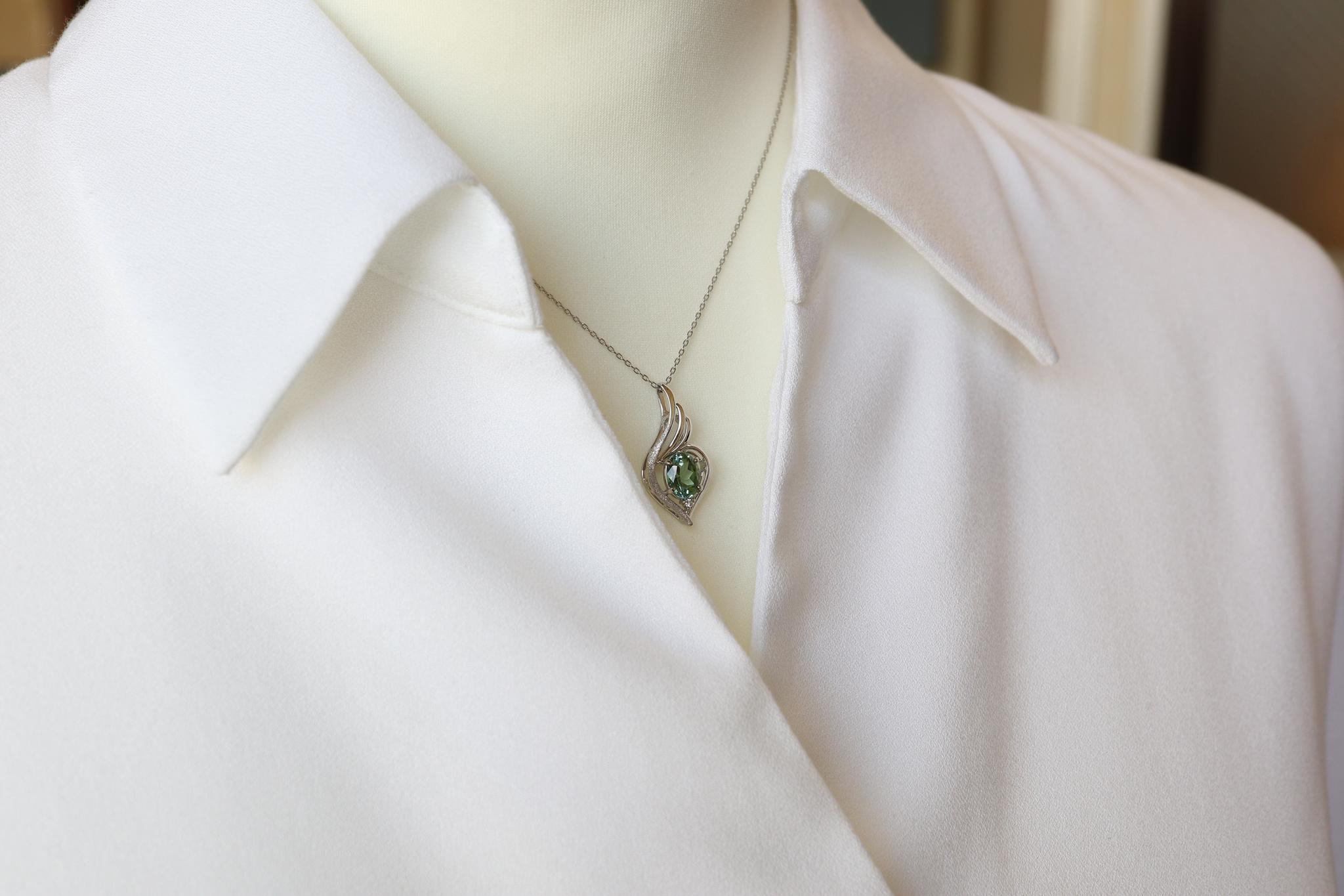 グリーントルマリン（ドイツカット）「翼」デザイン　スターダスト梨地ペンダントトップ　プラチナ９００　ダイヤモンド入り | 6枚目