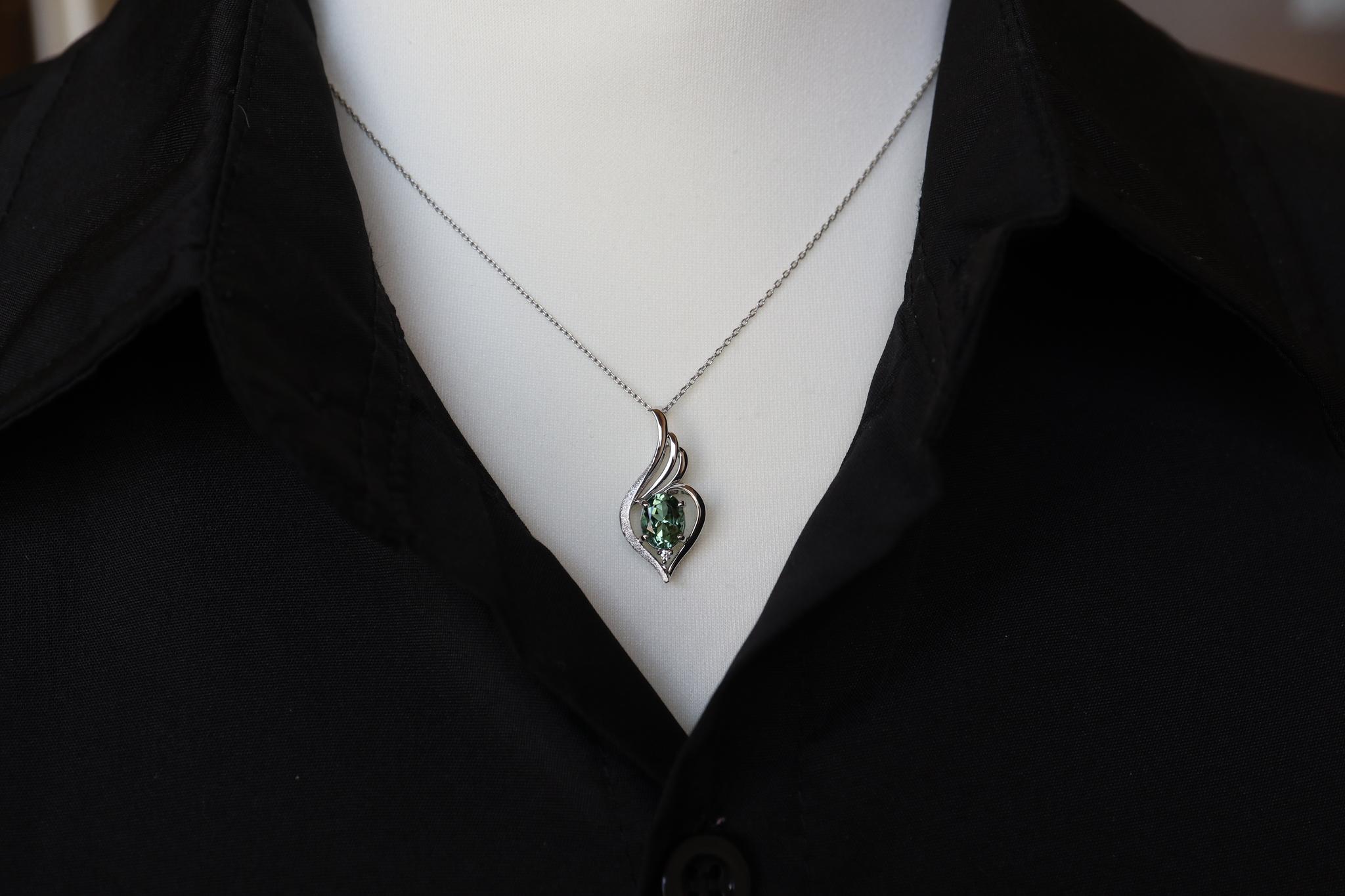 グリーントルマリン（ドイツカット）「翼」デザイン　スターダスト梨地ペンダントトップ　プラチナ９００　ダイヤモンド入り | 7枚目
