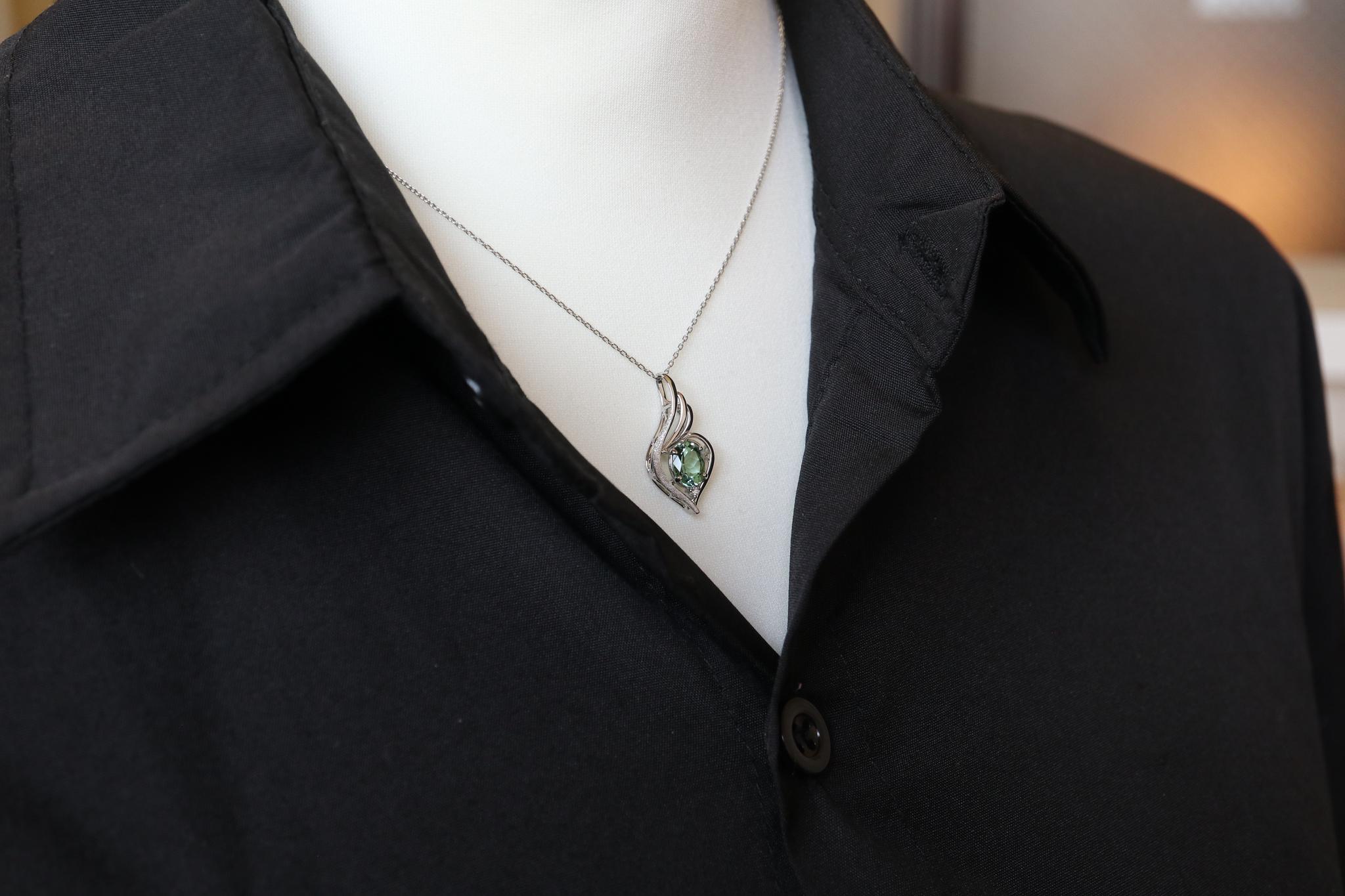 グリーントルマリン（ドイツカット）「翼」デザイン　スターダスト梨地ペンダントトップ　プラチナ９００　ダイヤモンド入り | 9枚目