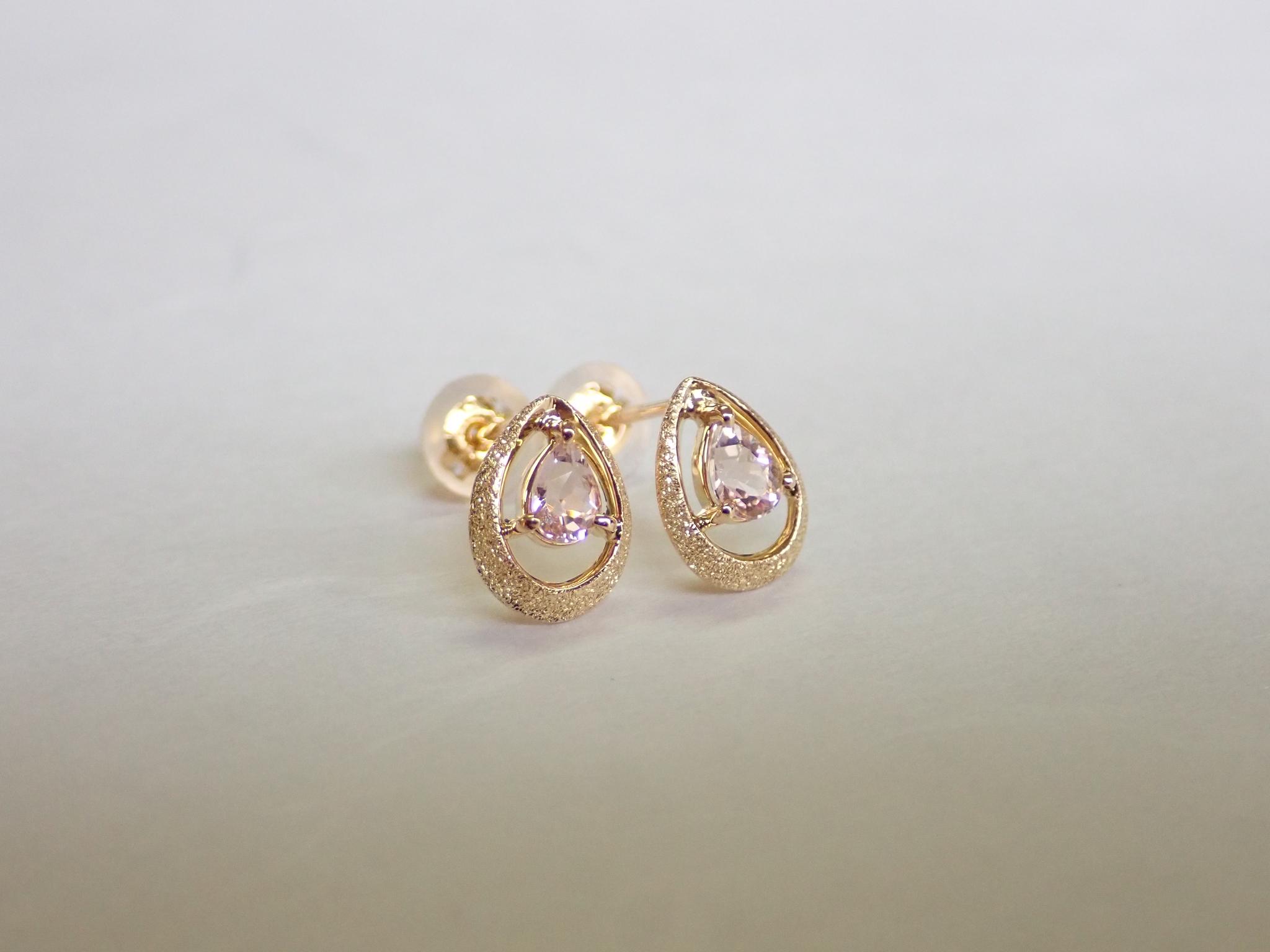 モルガナイト　ペアシェイプカット　「月の雫」　スターダスト梨地　一粒石スタッドピアス　K18イエローゴールド | 1枚目