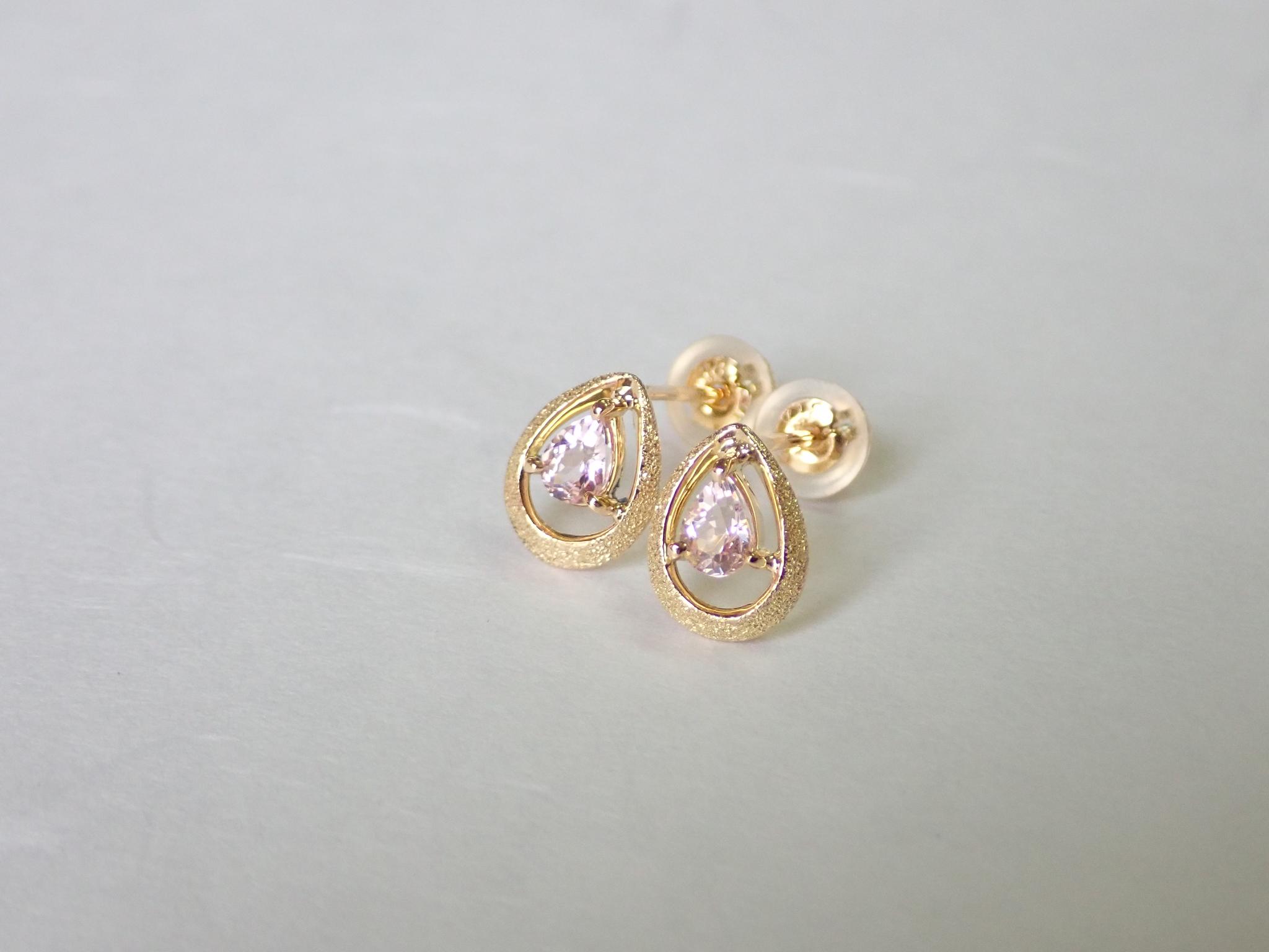 モルガナイト　ペアシェイプカット　「月の雫」　スターダスト梨地　一粒石スタッドピアス　K18イエローゴールド | 2枚目