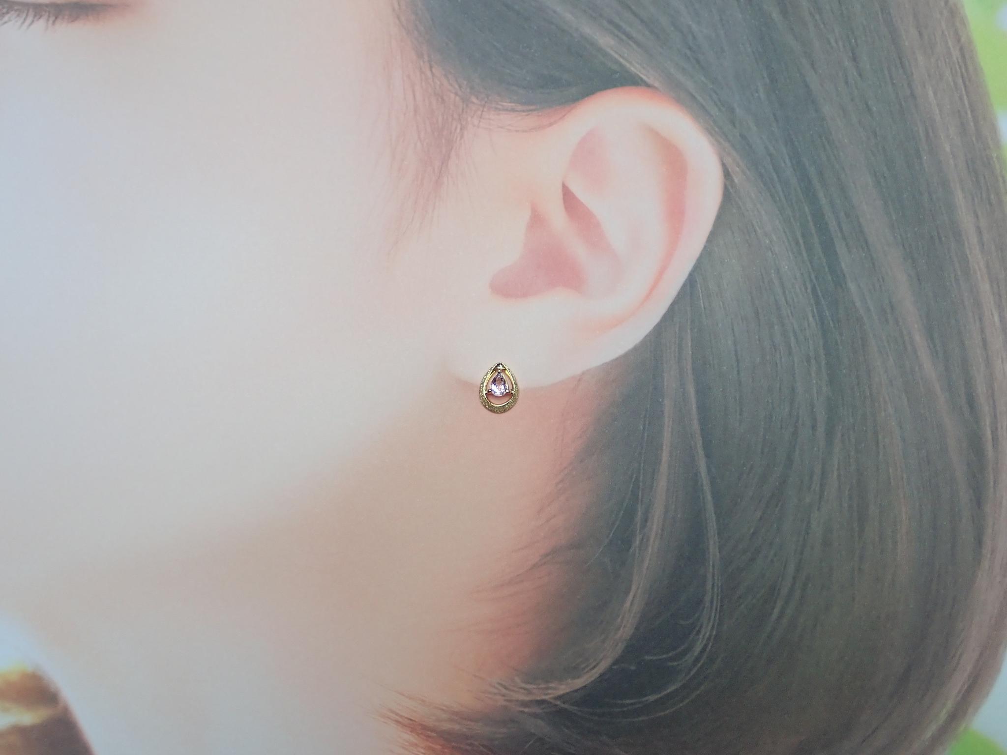 モルガナイト　ペアシェイプカット　「月の雫」　スターダスト梨地　一粒石スタッドピアス　K18イエローゴールド | 3枚目