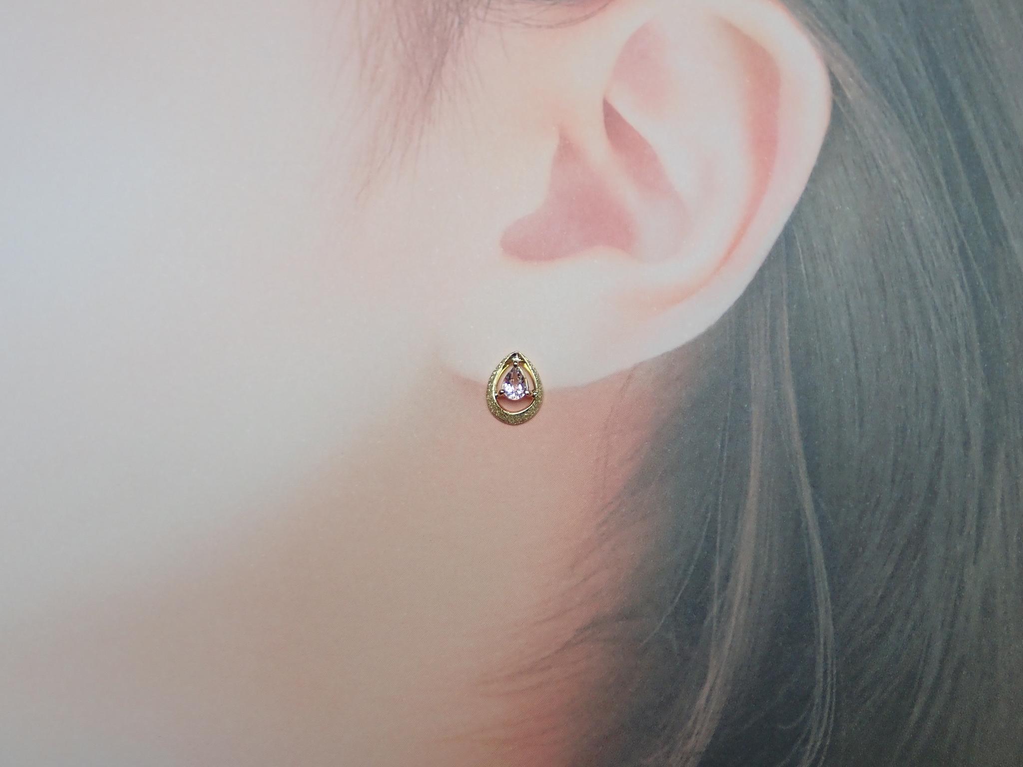 モルガナイト　ペアシェイプカット　「月の雫」　スターダスト梨地　一粒石スタッドピアス　K18イエローゴールド | 4枚目