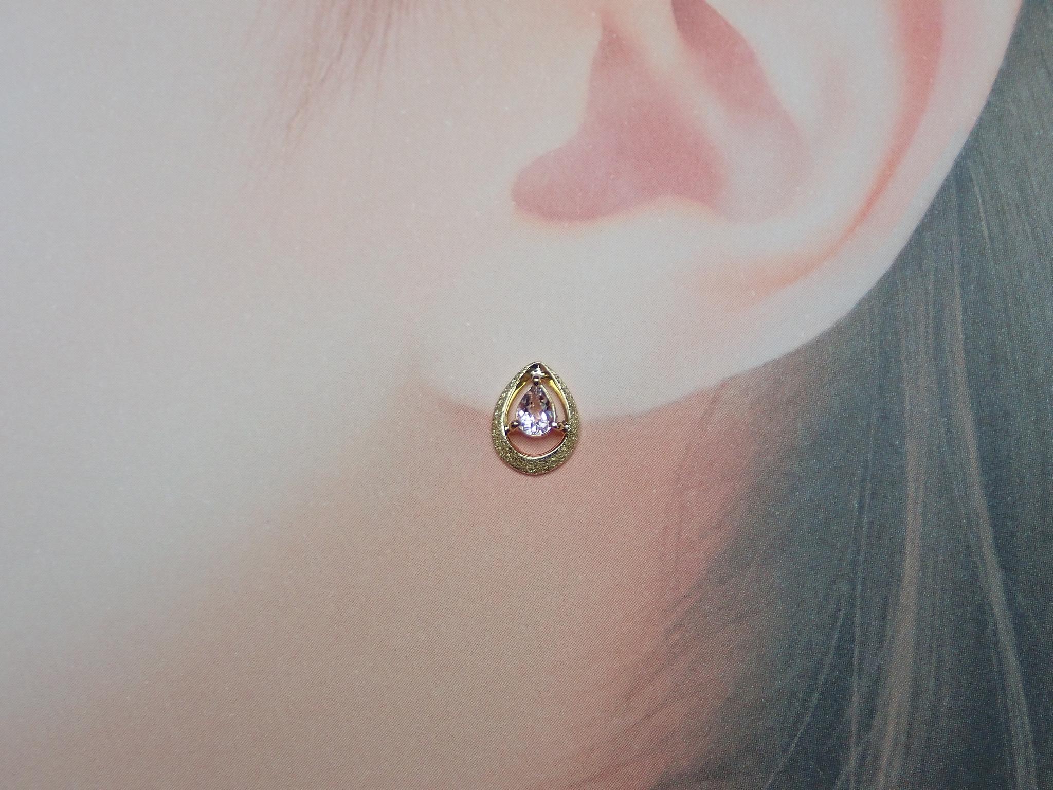 モルガナイト　ペアシェイプカット　「月の雫」　スターダスト梨地　一粒石スタッドピアス　K18イエローゴールド | 5枚目