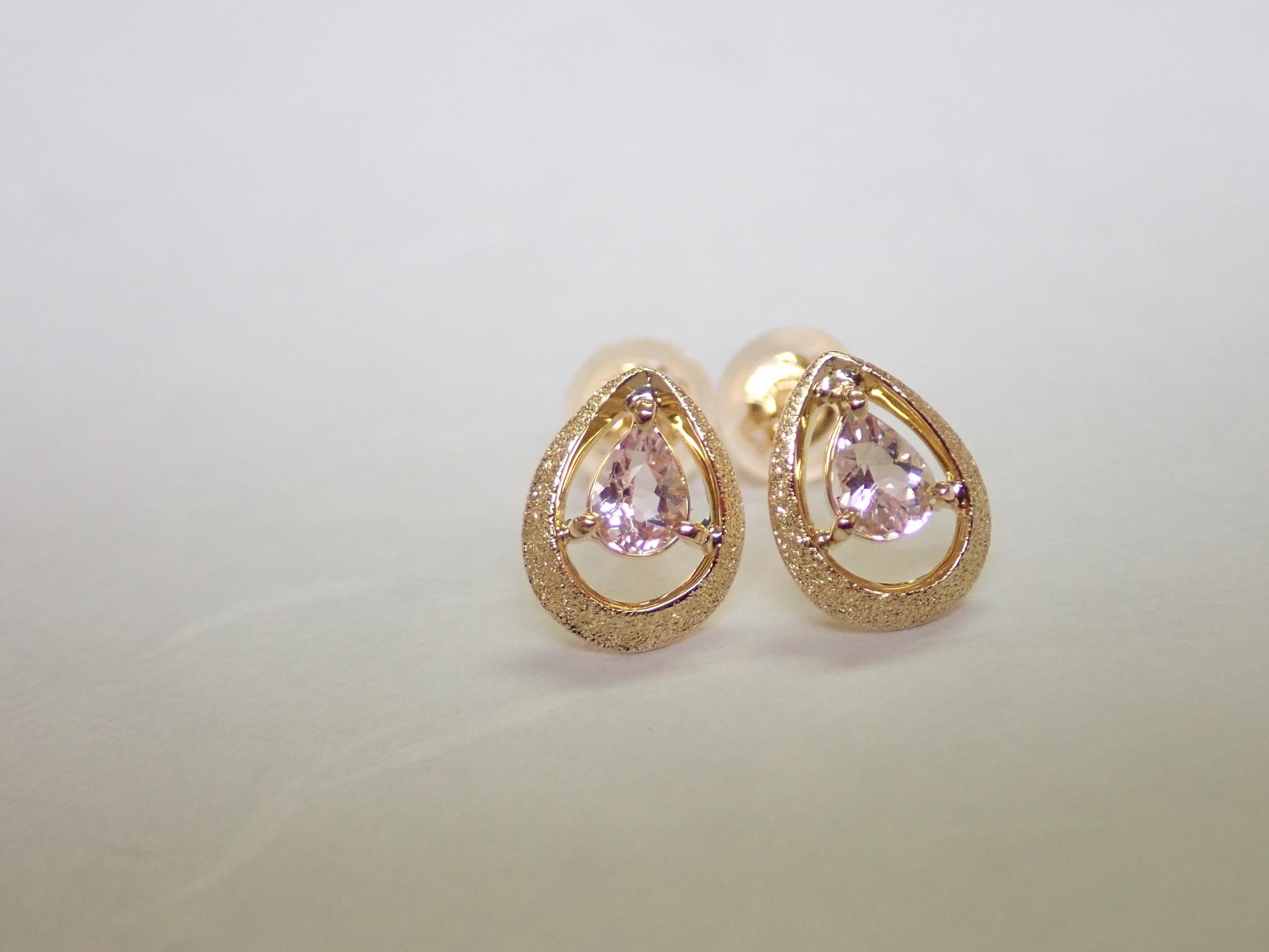 モルガナイト　ペアシェイプカット　「月の雫」　スターダスト梨地　一粒石スタッドピアス　K18イエローゴールド | 6枚目