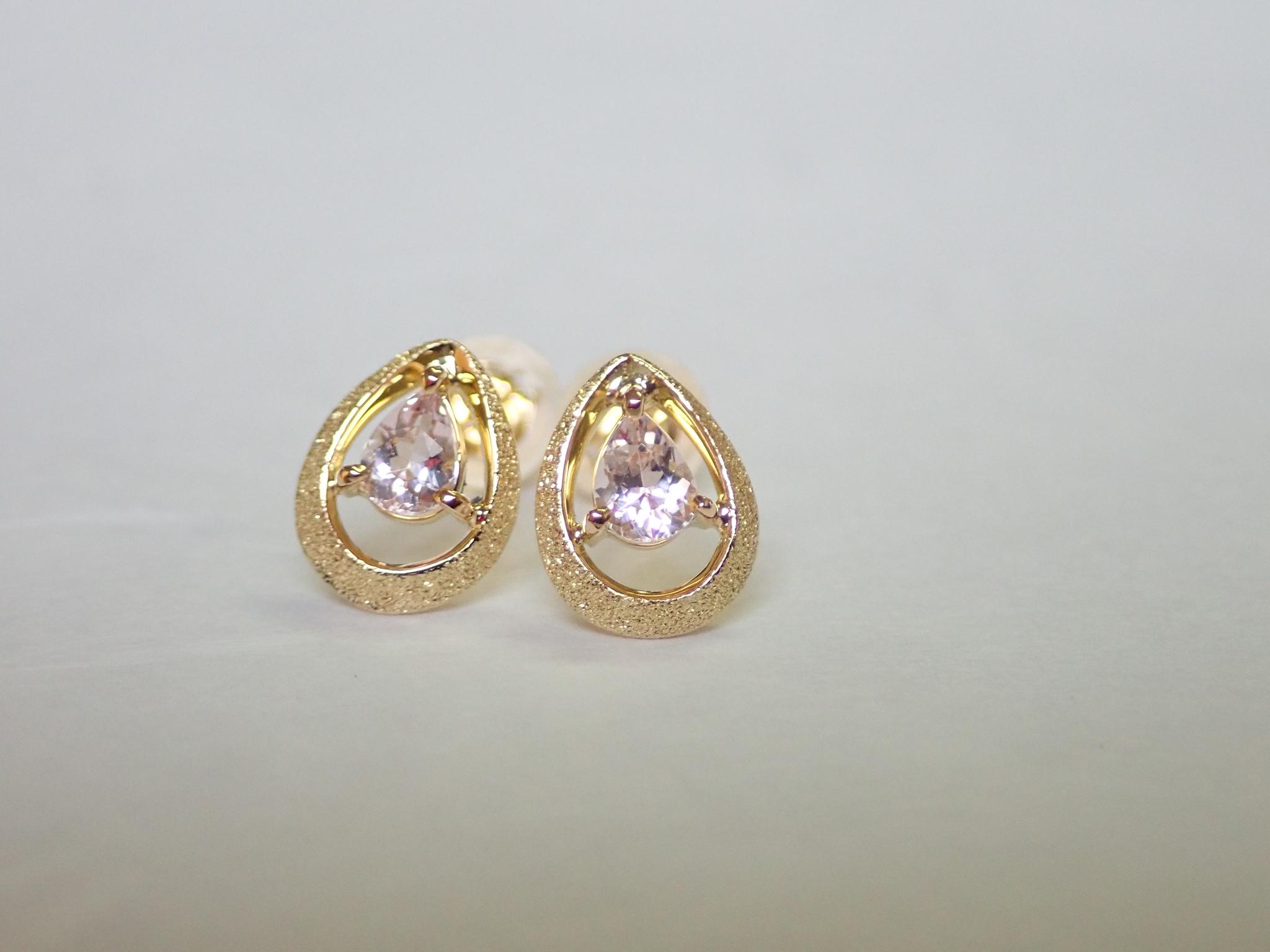 モルガナイト　ペアシェイプカット　「月の雫」　スターダスト梨地　一粒石スタッドピアス　K18イエローゴールド | 7枚目