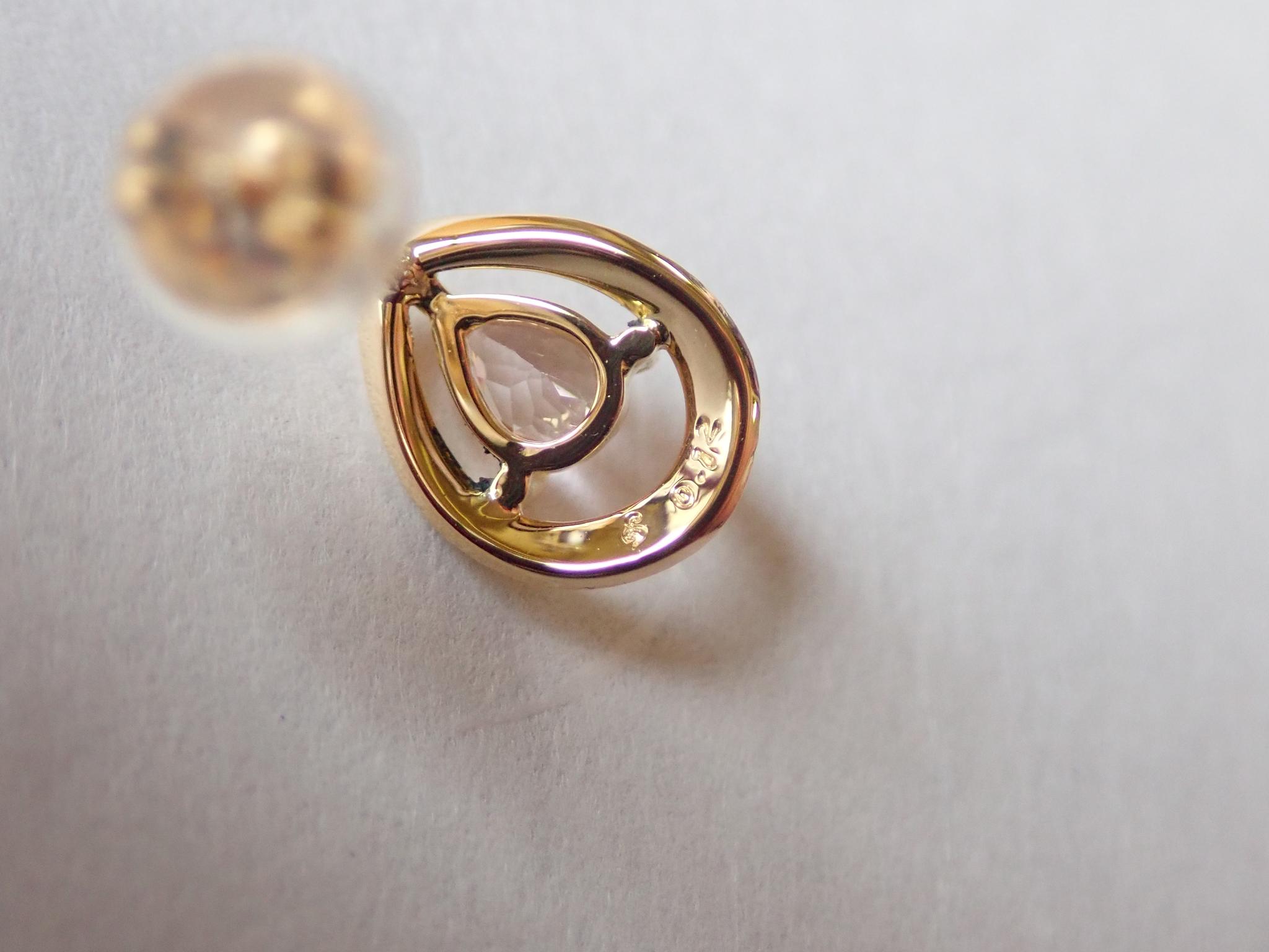 モルガナイト　ペアシェイプカット　「月の雫」　スターダスト梨地　一粒石スタッドピアス　K18イエローゴールド | 9枚目