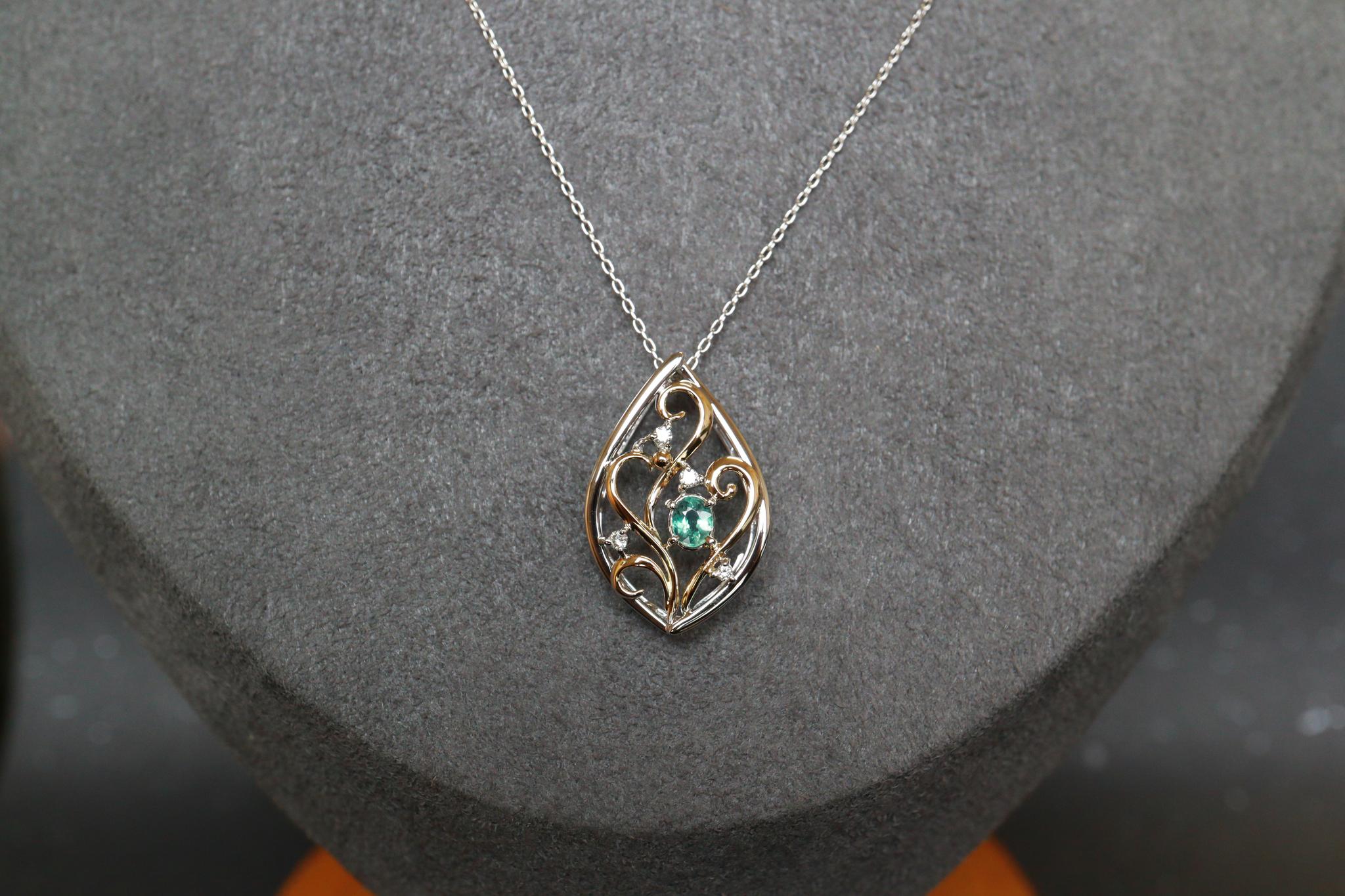 アレキサンドライト（ブラジル産） イエローゴールド、プラチナコンビ　芽吹きペンダントトップ　　ダイヤモンド入り | 2枚目