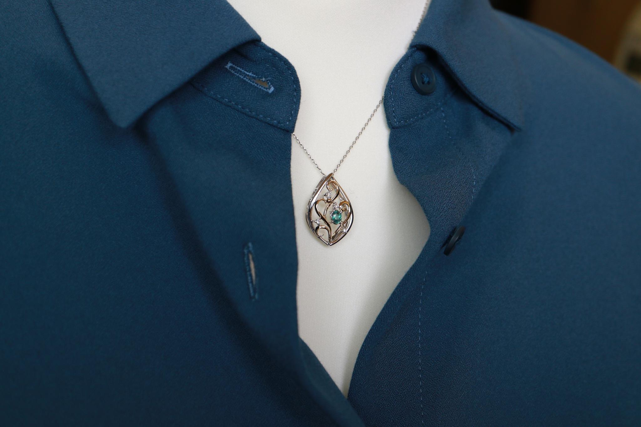 アレキサンドライト（ブラジル産） イエローゴールド、プラチナコンビ　芽吹きペンダントトップ　　ダイヤモンド入り | 7枚目