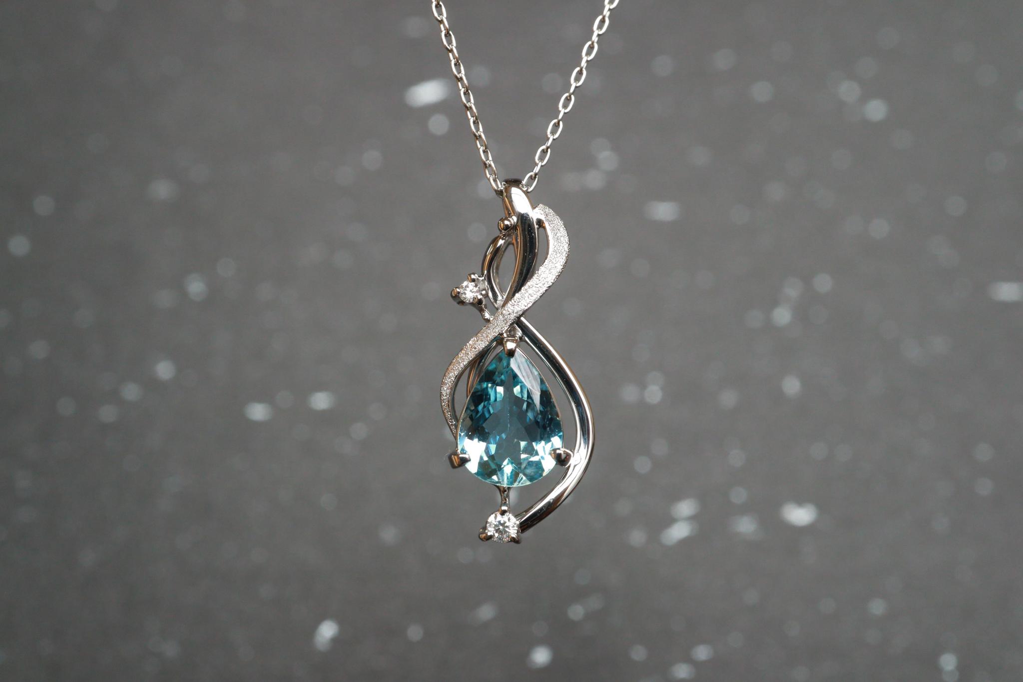 アクアマリン　ペアシェイプ高品質ブルーカラー　スタンダード派生ペンダントトップ　プラチナ９００　ダイヤモンド入り
