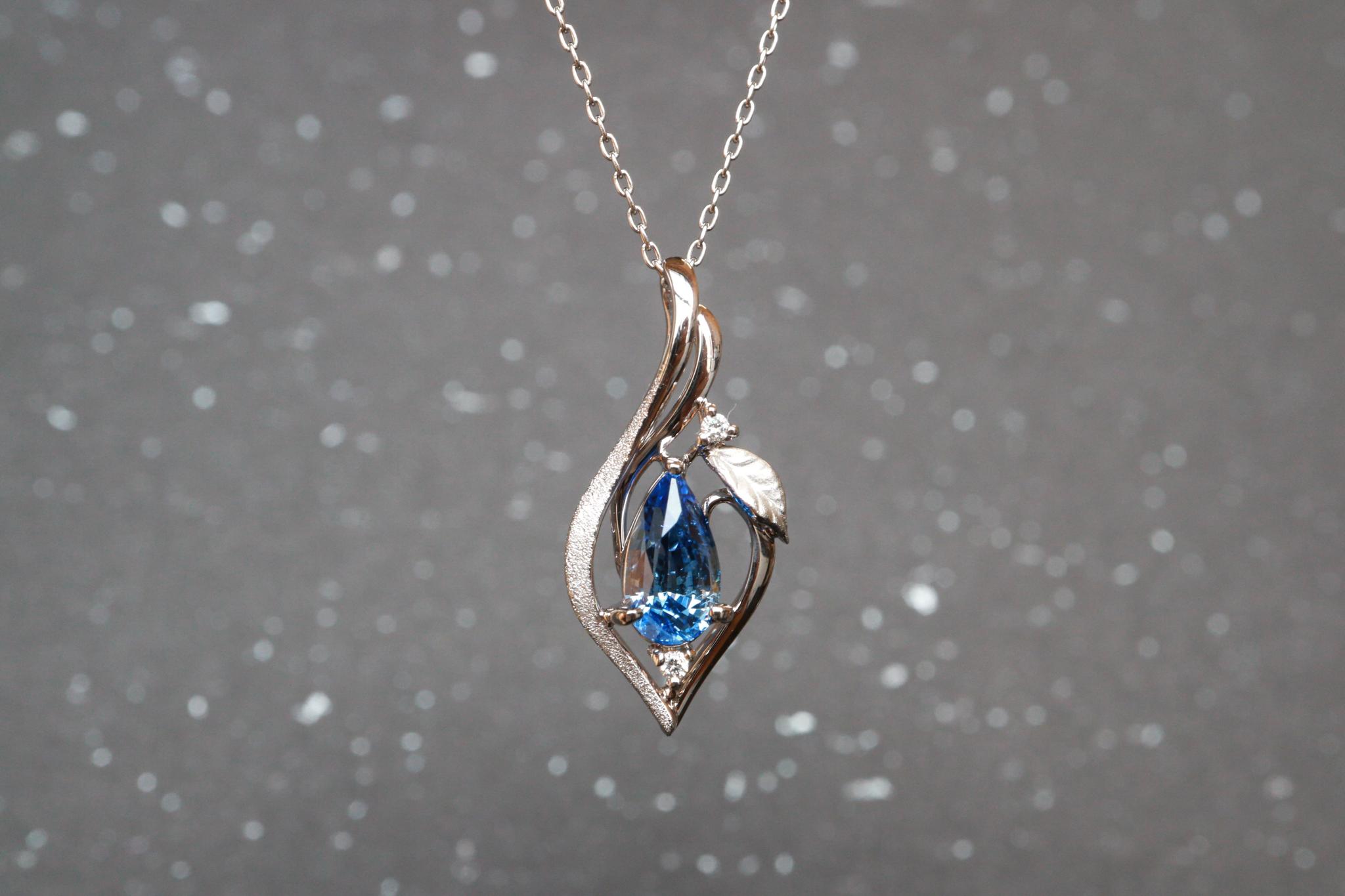 サファイア　１カラットアップ　森羅スタンダード　リーフアクセント　スターダスト梨地ペンダントトップ　プラチナ９００