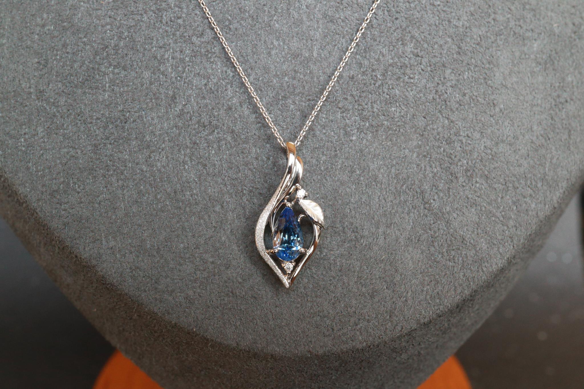 サファイア　１カラットアップ　森羅スタンダード　リーフアクセント　スターダスト梨地ペンダントトップ　プラチナ９００ | 2枚目