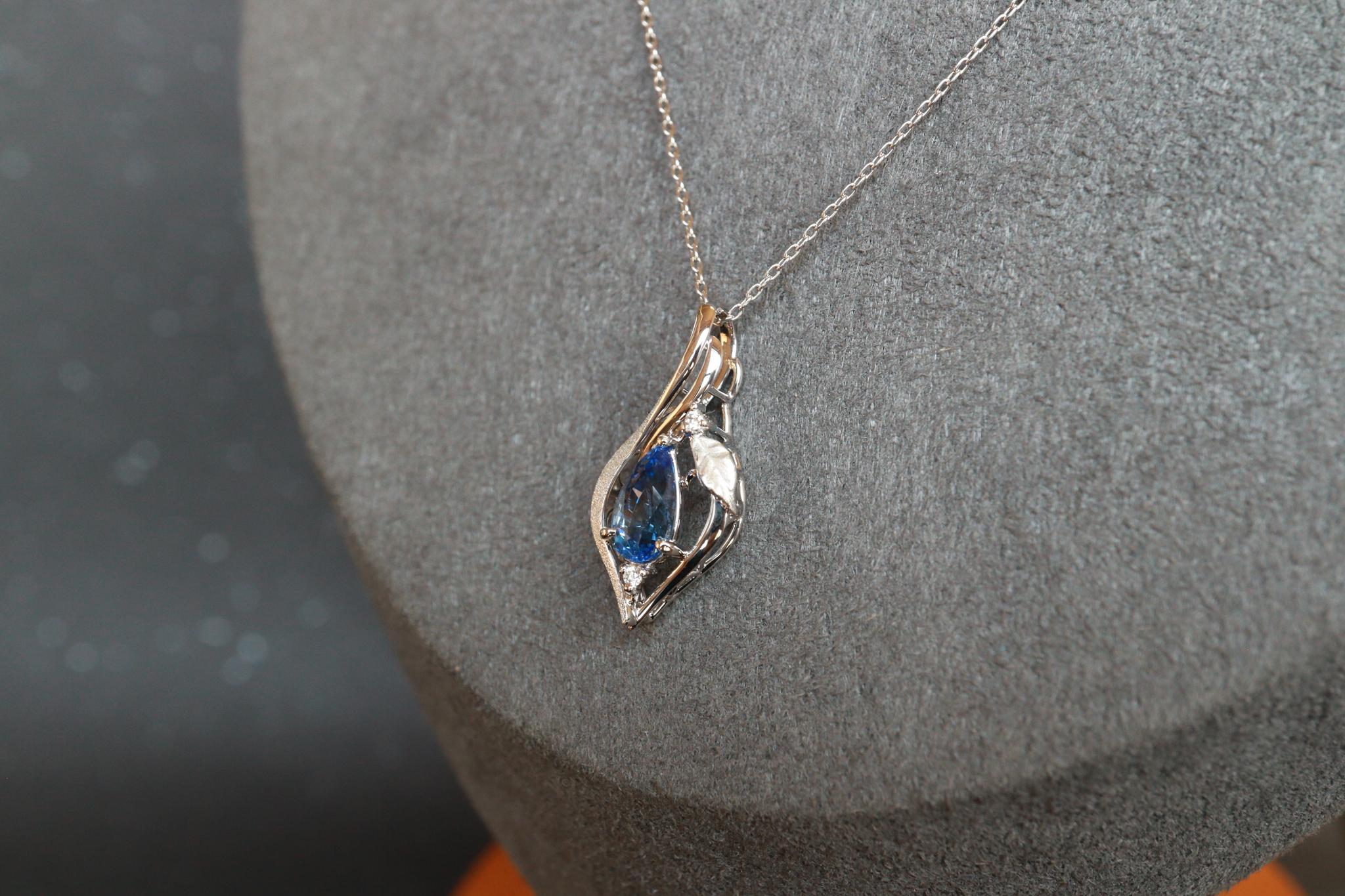 サファイア　１カラットアップ　森羅スタンダード　リーフアクセント　スターダスト梨地ペンダントトップ　プラチナ９００ | 3枚目