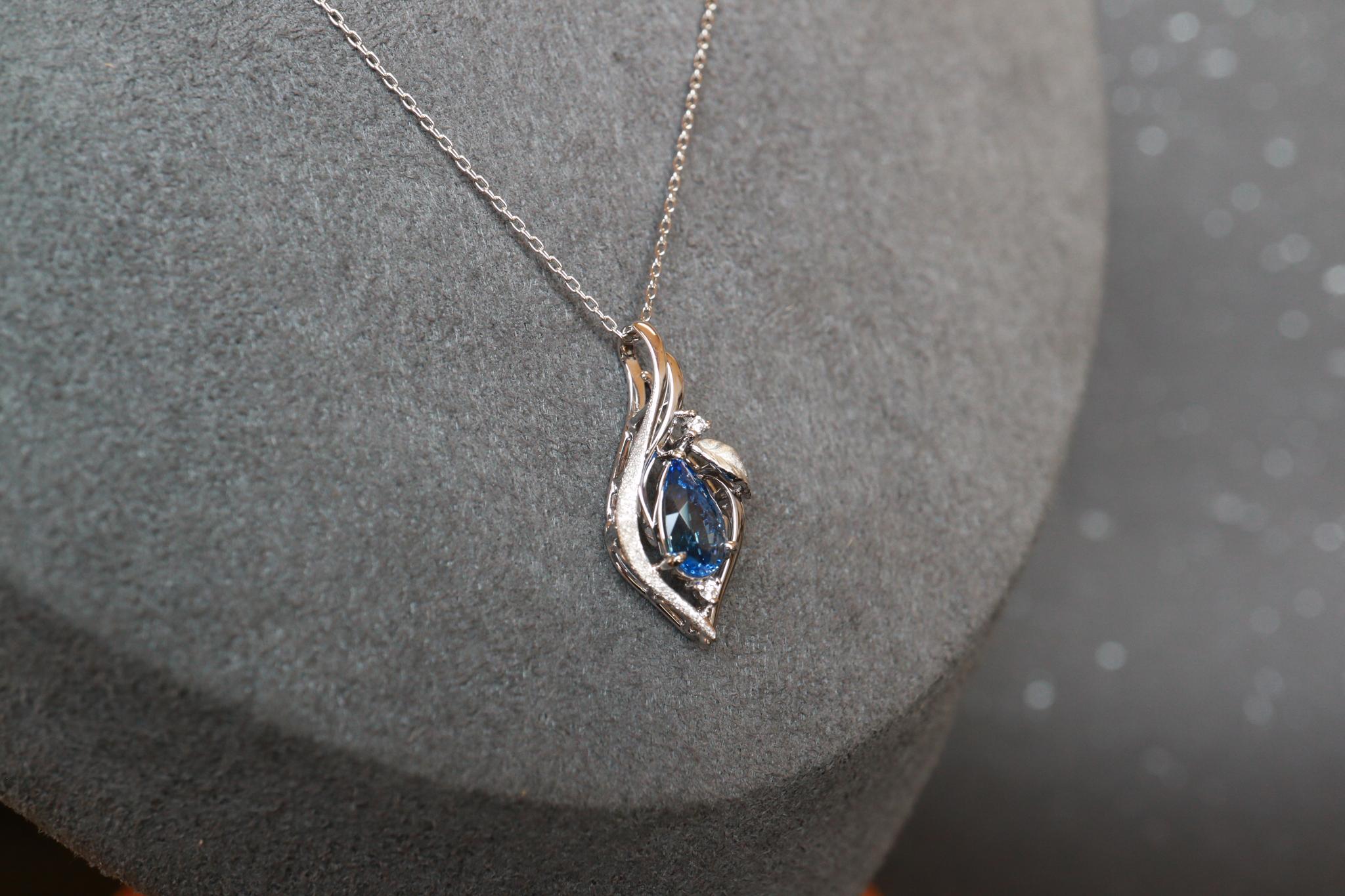 サファイア　１カラットアップ　森羅スタンダード　リーフアクセント　スターダスト梨地ペンダントトップ　プラチナ９００ | 4枚目