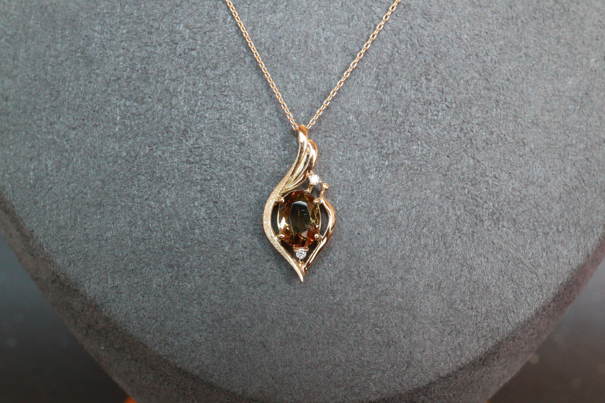 多色石アンダリュサイト　１カラットアップ　スターダスト梨地　森羅スタンダードペンダントトップ１８金イエローゴールド | 2枚目