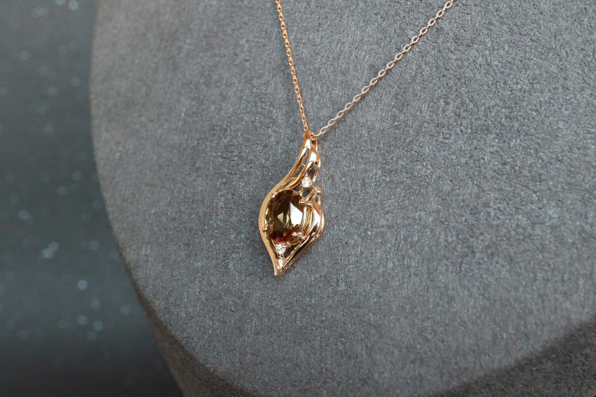 多色石アンダリュサイト　１カラットアップ　スターダスト梨地　森羅スタンダードペンダントトップ１８金イエローゴールド | 3枚目