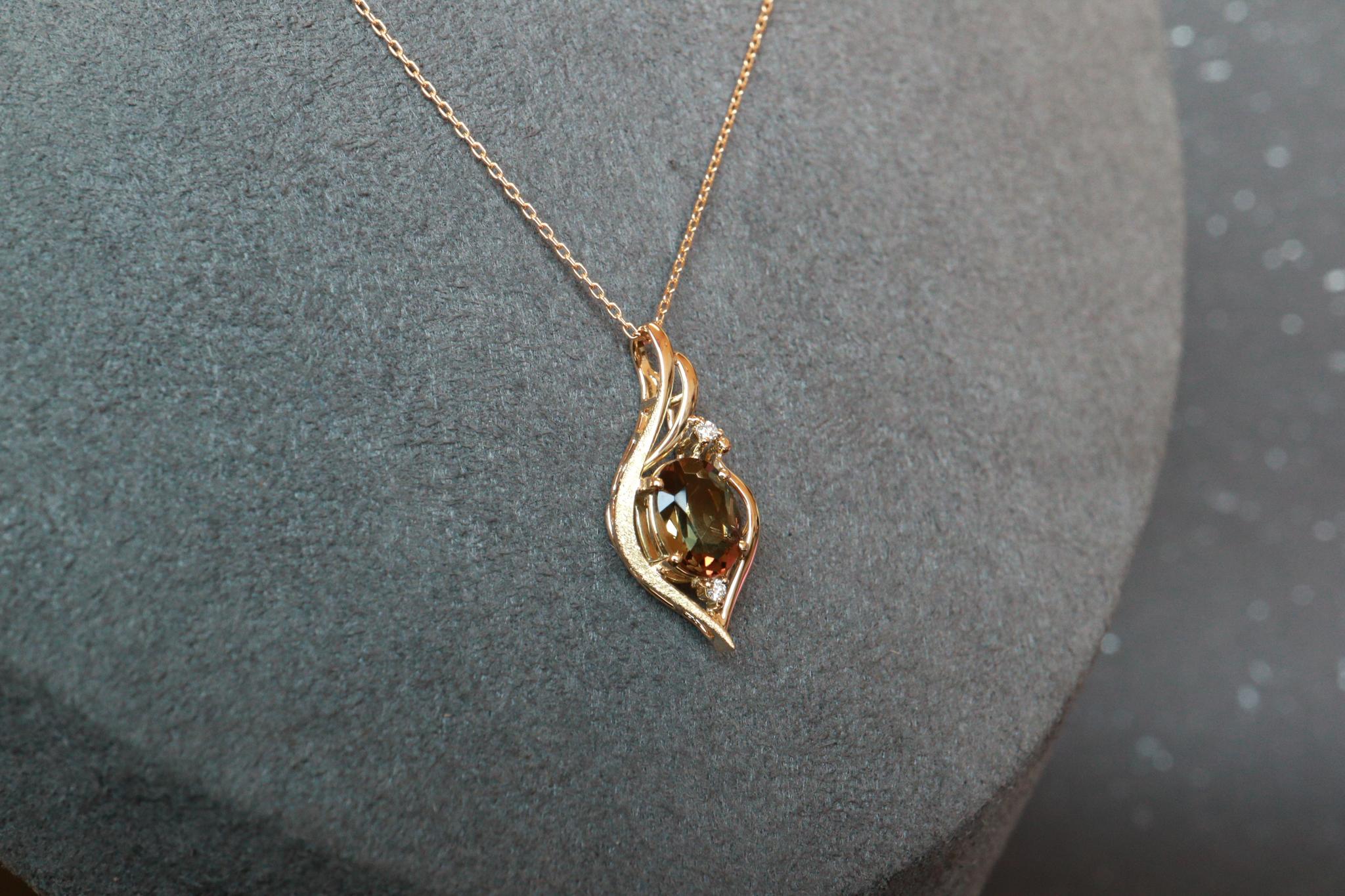 多色石アンダリュサイト　１カラットアップ　スターダスト梨地　森羅スタンダードペンダントトップ１８金イエローゴールド | 4枚目