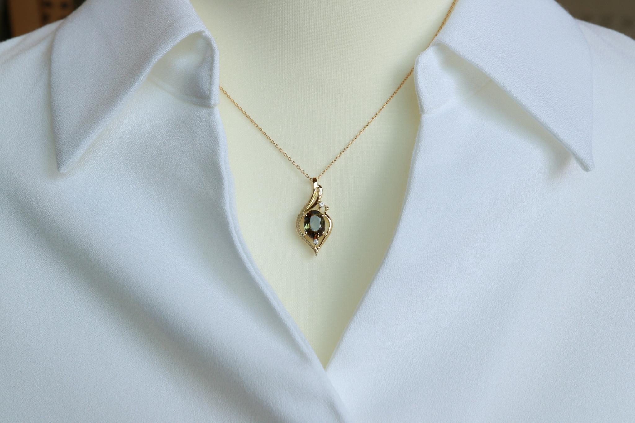 多色石アンダリュサイト　１カラットアップ　スターダスト梨地　森羅スタンダードペンダントトップ１８金イエローゴールド | 5枚目