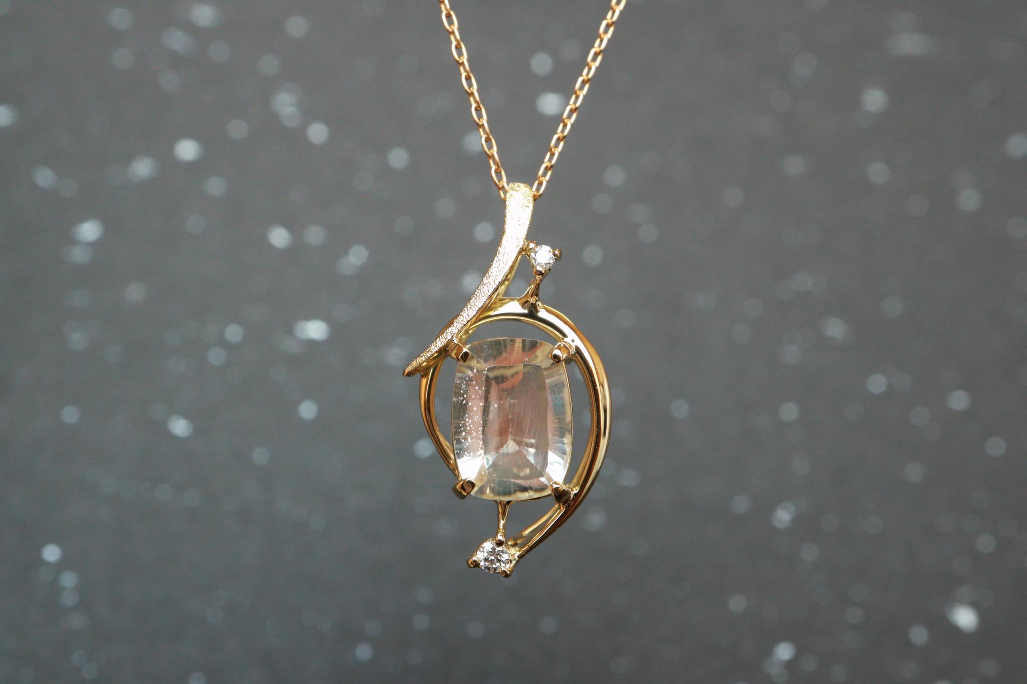 オレゴンサンストーン　クッションカット　シンプルスターダスト梨地　森羅スタンダードペンダントトップ１８金イエローゴールド1枚目の画像