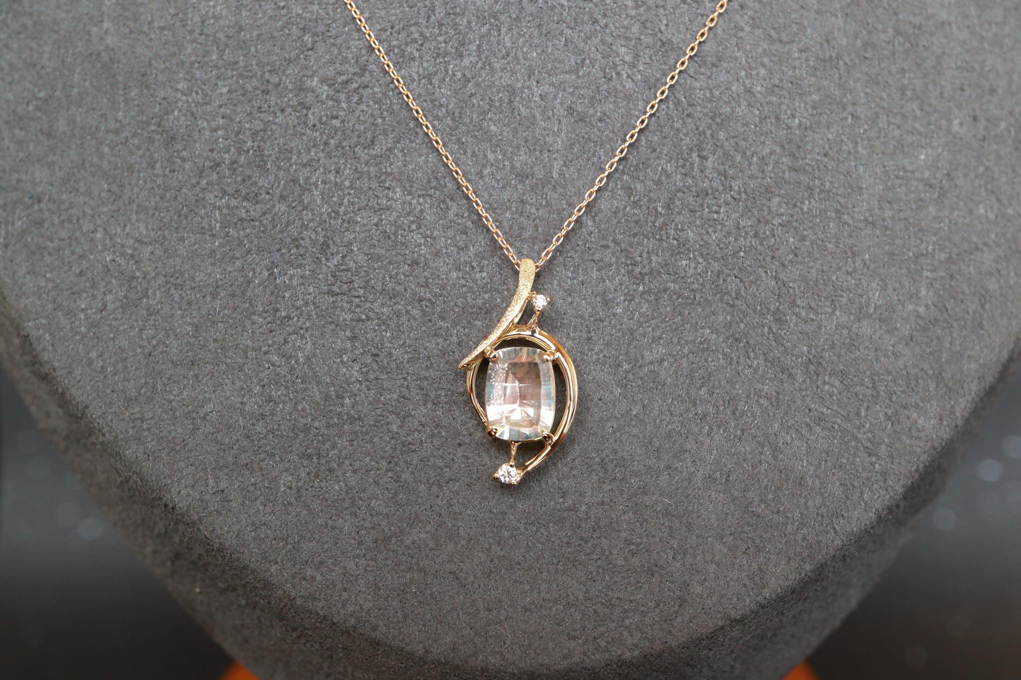 オレゴンサンストーン　クッションカット　シンプルスターダスト梨地　森羅スタンダードペンダントトップ１８金イエローゴールド | 2枚目