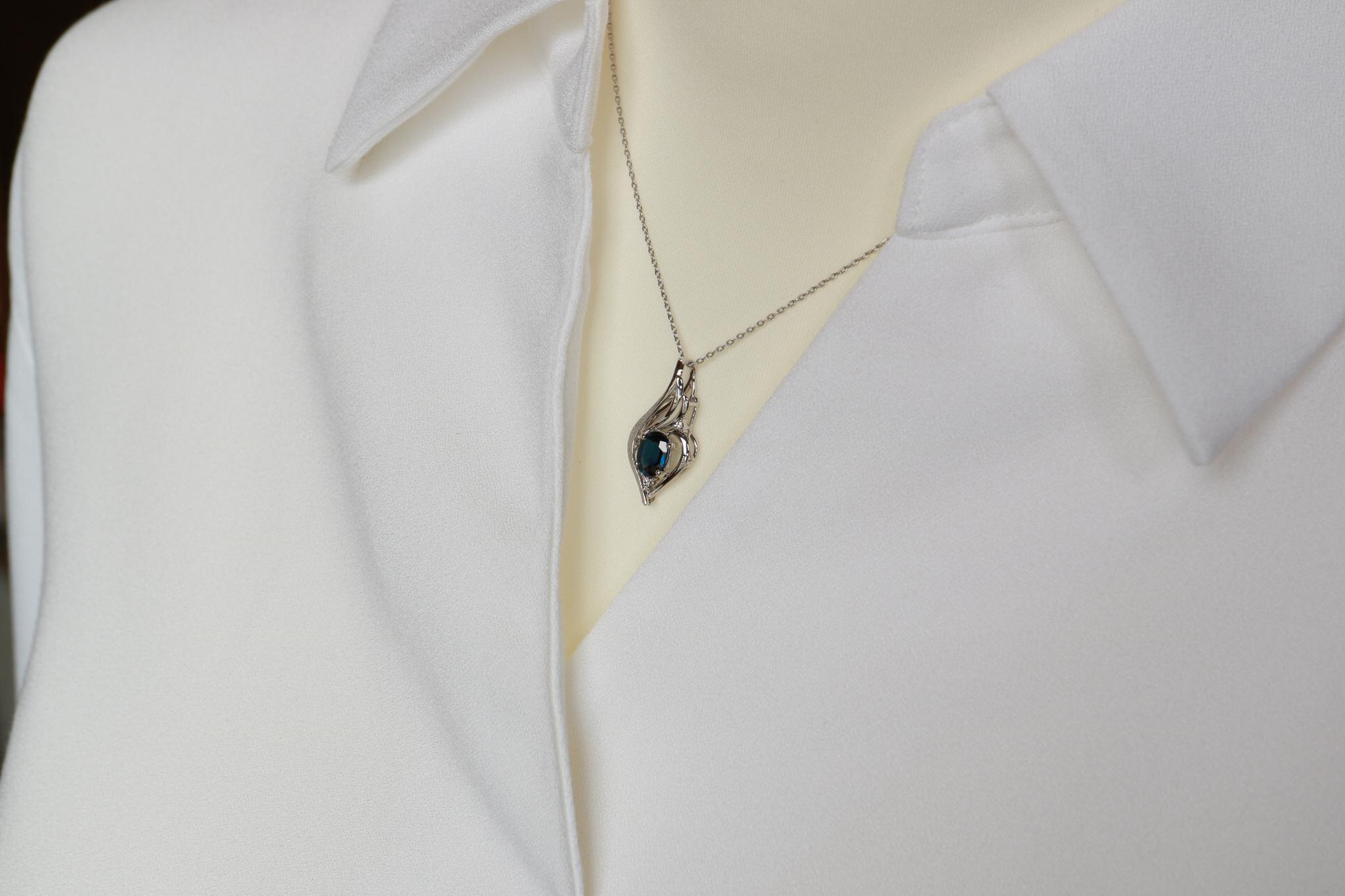 ブルーサファイア１カラットアップ　「翼」　デザイン　スターダスト梨地ペンダントトップ　プラチナ９００　ダイヤモンド入り | 2枚目
