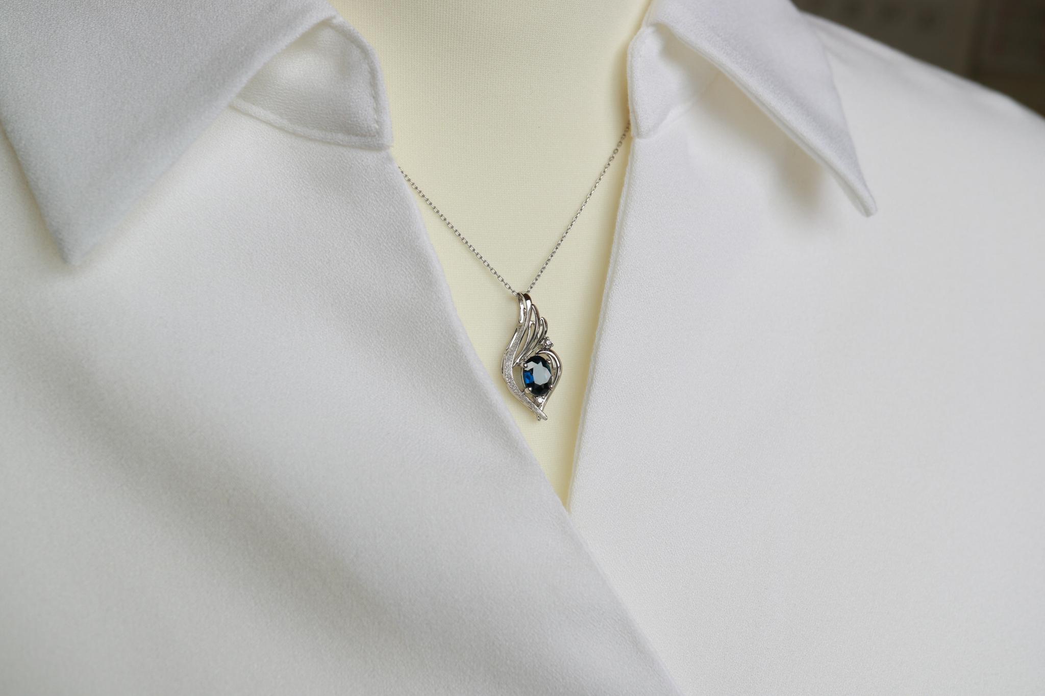 ブルーサファイア１カラットアップ　「翼」　デザイン　スターダスト梨地ペンダントトップ　プラチナ９００　ダイヤモンド入り | 3枚目