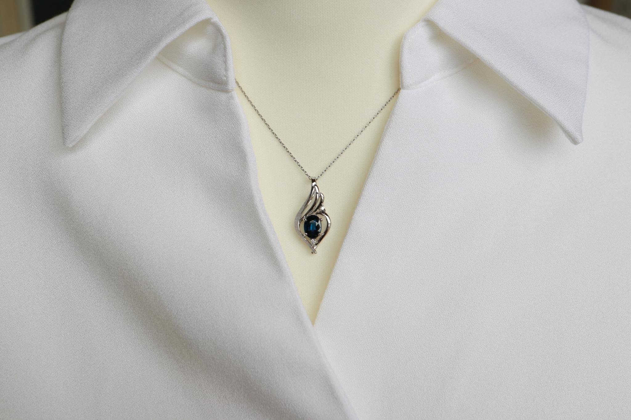 ブルーサファイア１カラットアップ　「翼」　デザイン　スターダスト梨地ペンダントトップ　プラチナ９００　ダイヤモンド入り | 4枚目