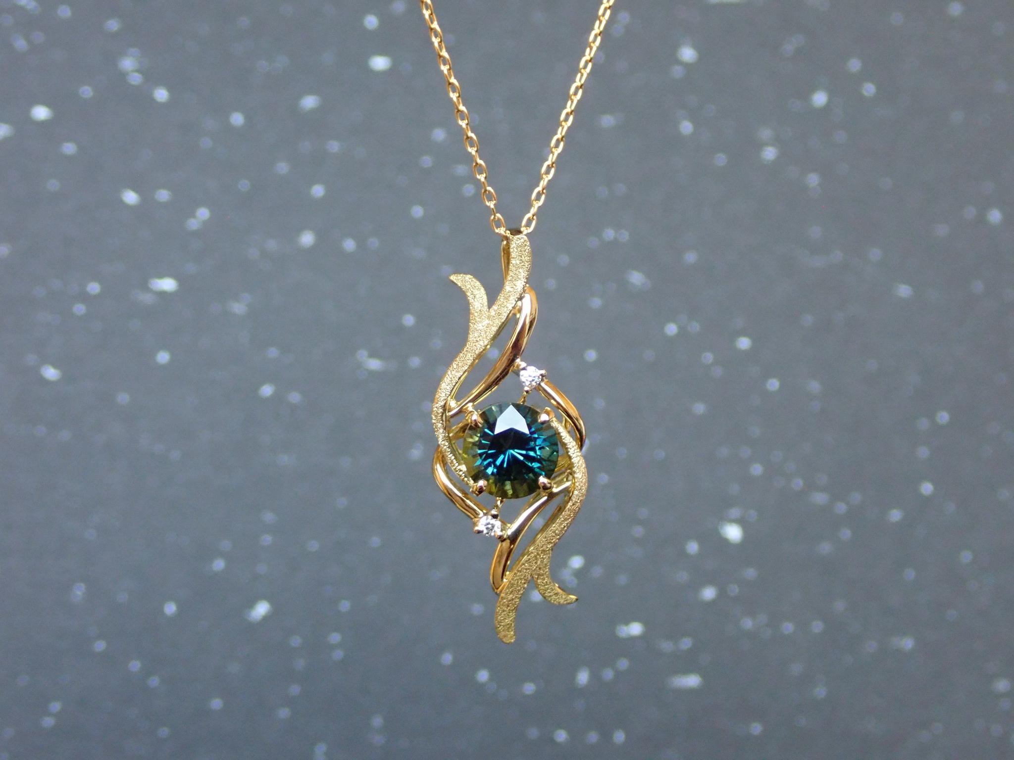 サファイア（ティールカラー）１カラットアップ　ソーティング付き　スターダスト梨地　ペンダントトップ１８金イエローゴールド