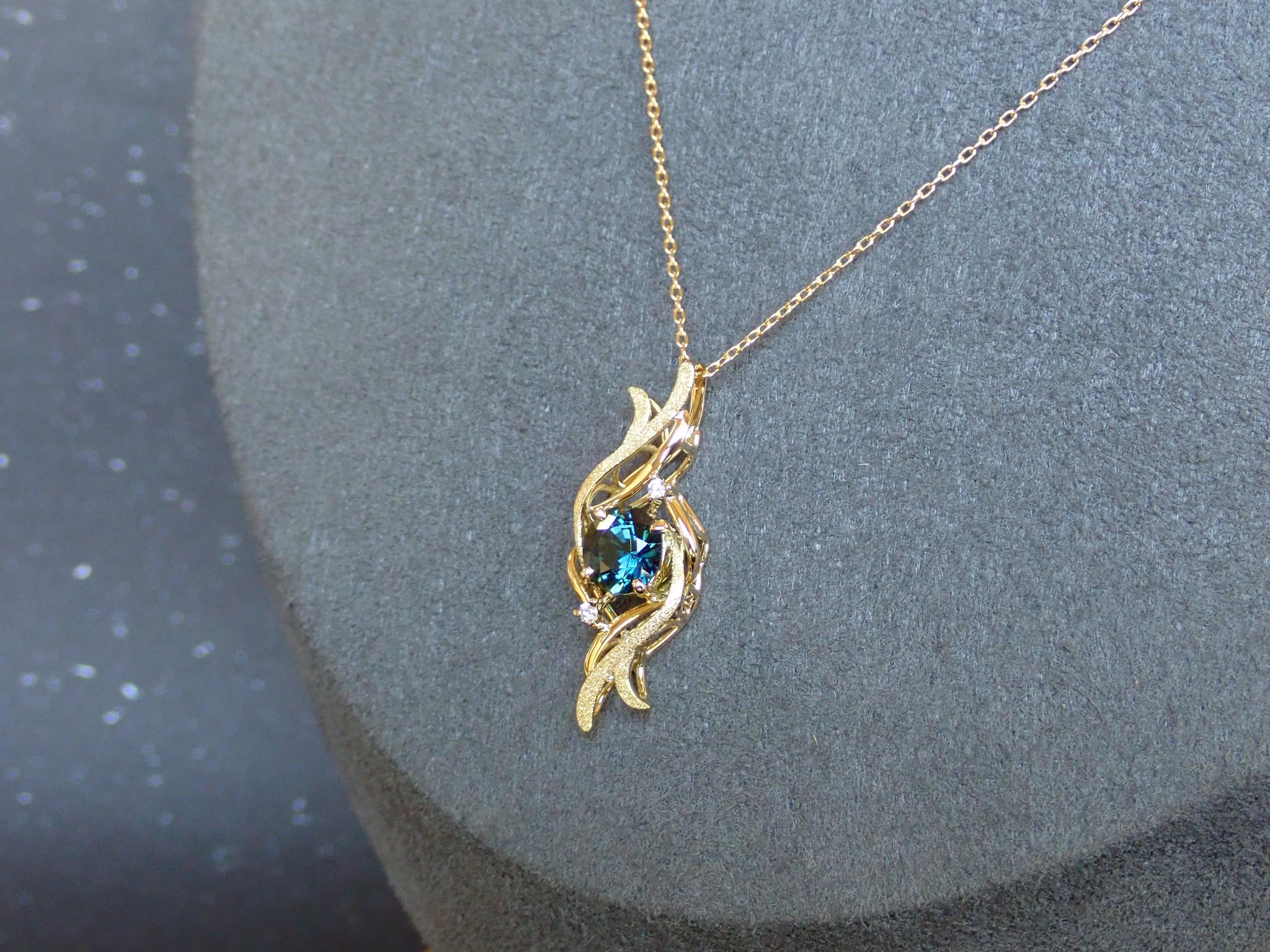 サファイア（ティールカラー）１カラットアップ　ソーティング付き　スターダスト梨地　ペンダントトップ１８金イエローゴールド | 2枚目