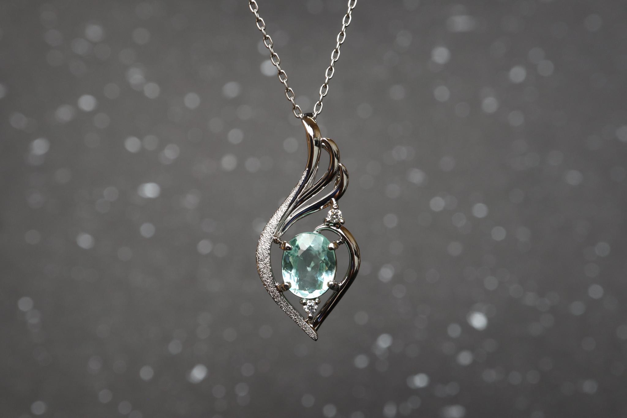 パライバトルマリン　アイスブルー　「翼」　デザイン　スターダスト梨地ペンダントトップ　プラチナ９００　ダイヤモンド入り