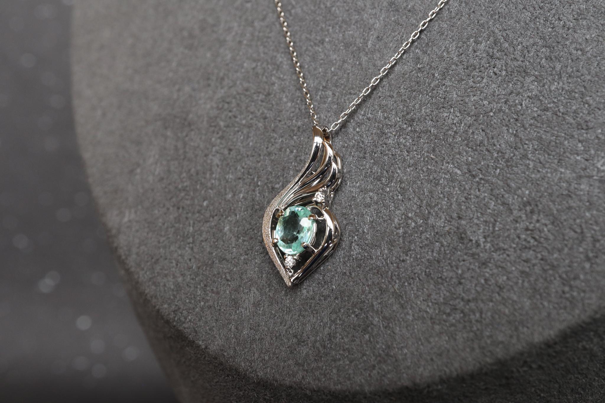 パライバトルマリン　アイスブルー　「翼」　デザイン　スターダスト梨地ペンダントトップ　プラチナ９００　ダイヤモンド入り | 2枚目