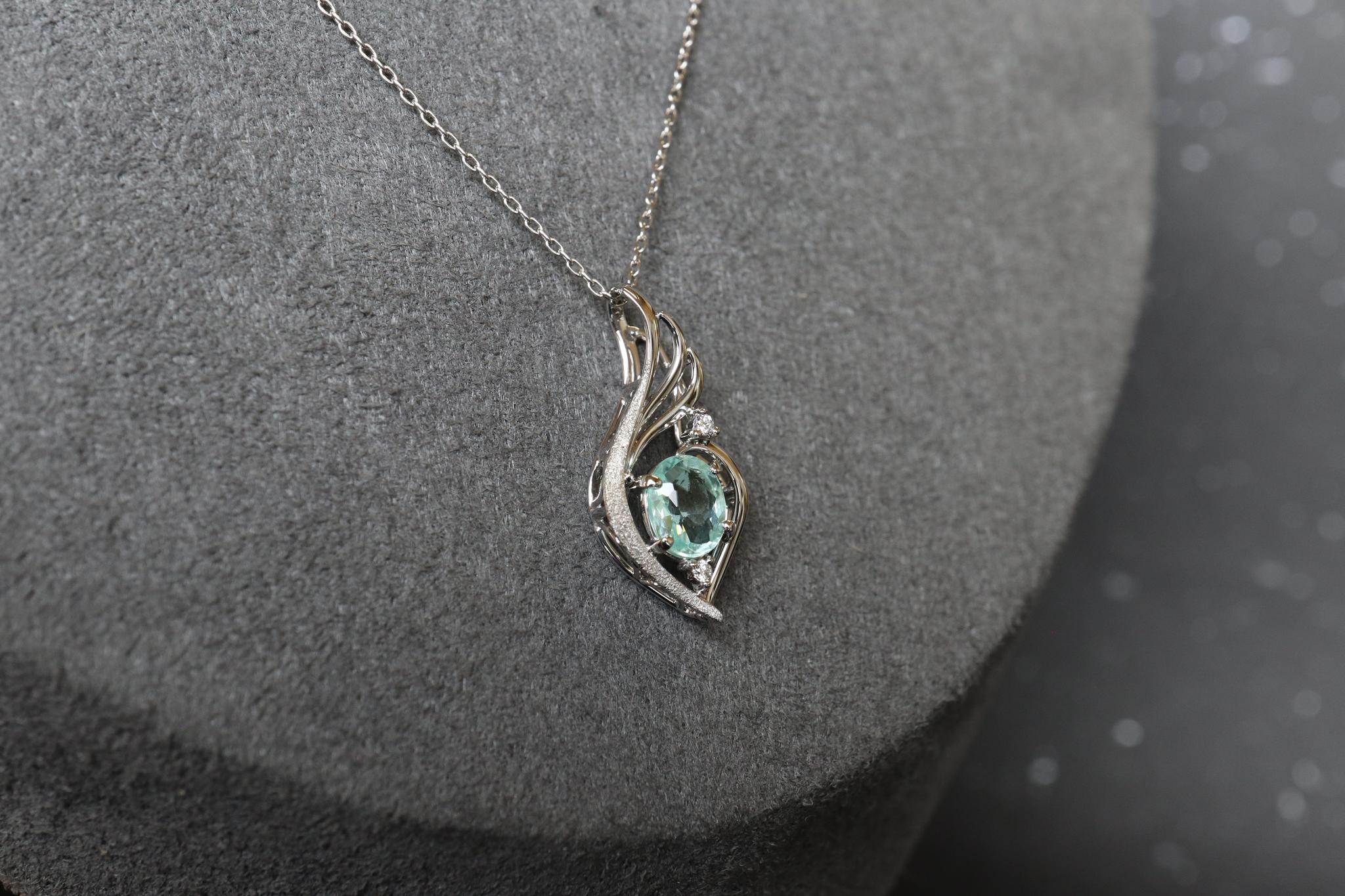 パライバトルマリン　アイスブルー　「翼」　デザイン　スターダスト梨地ペンダントトップ　プラチナ９００　ダイヤモンド入り | 3枚目