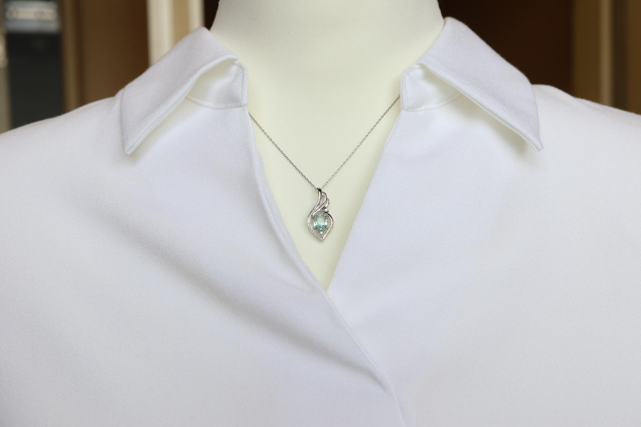 パライバトルマリン　アイスブルー　「翼」　デザイン　スターダスト梨地ペンダントトップ　プラチナ９００　ダイヤモンド入り | 4枚目