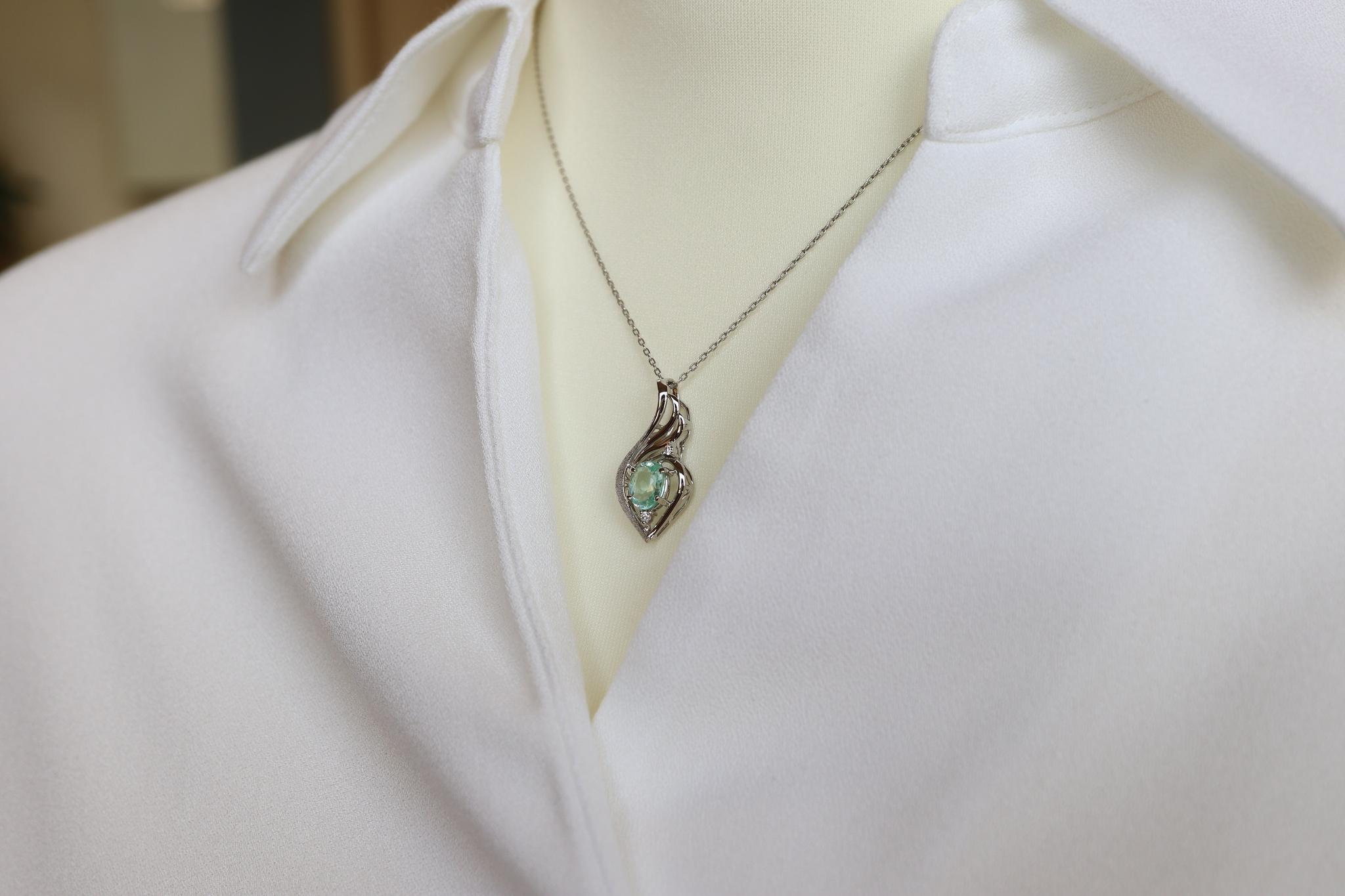 パライバトルマリン　アイスブルー　「翼」　デザイン　スターダスト梨地ペンダントトップ　プラチナ９００　ダイヤモンド入り | 5枚目