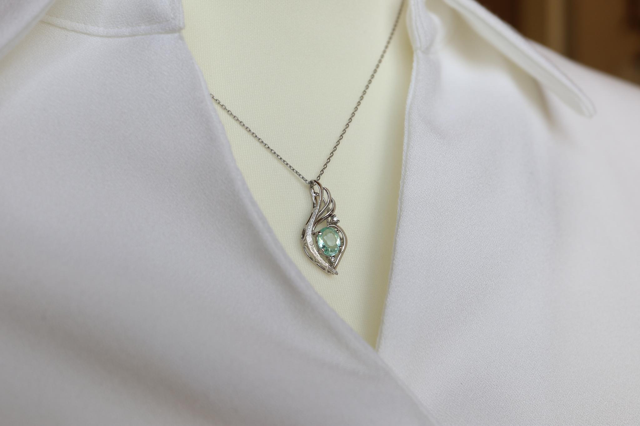 パライバトルマリン　アイスブルー　「翼」　デザイン　スターダスト梨地ペンダントトップ　プラチナ９００　ダイヤモンド入り | 6枚目